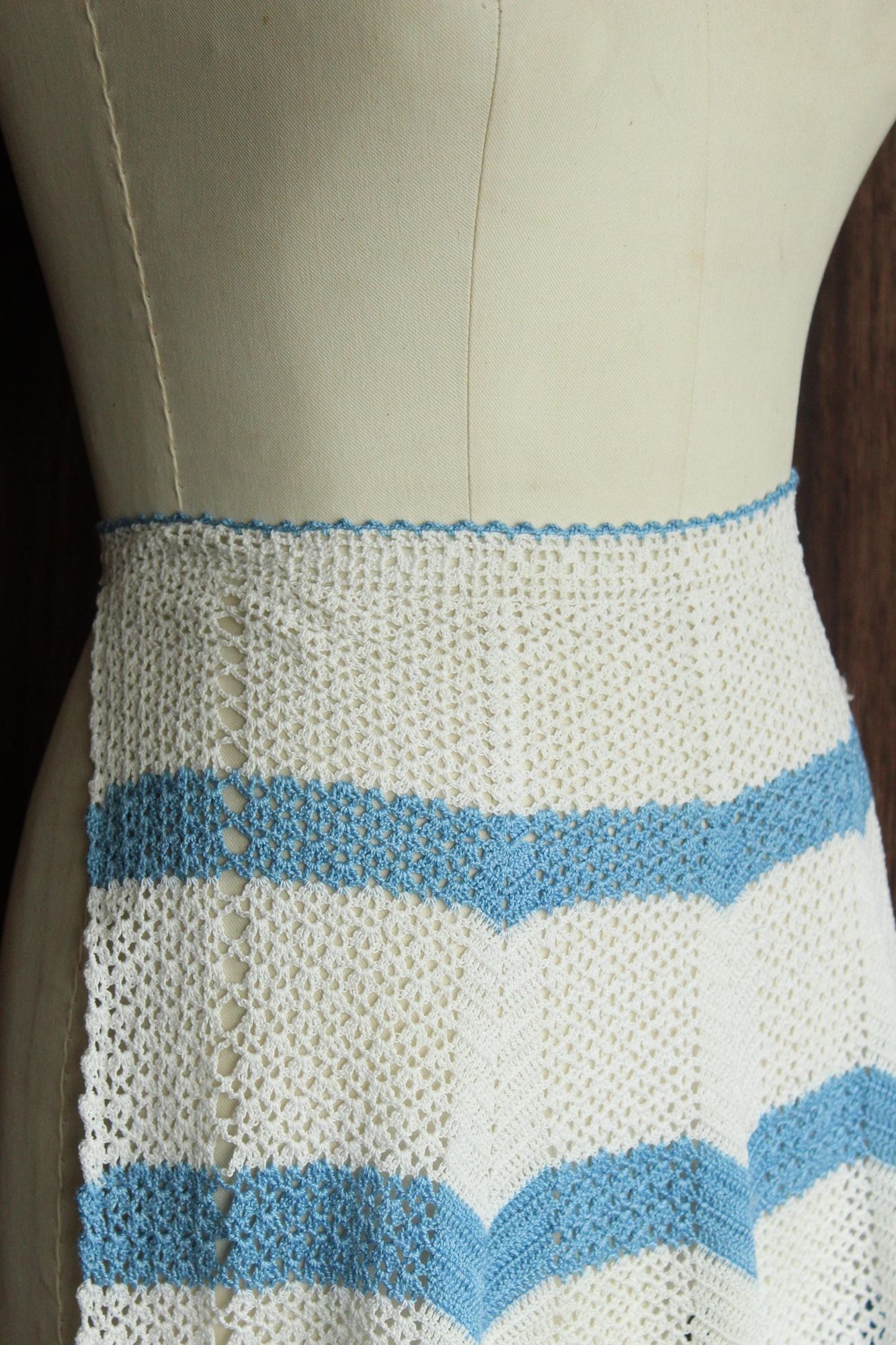 Vintage Vintage 1950s 1960s Half Apron, Crocheted in White and Blue, Size ONE SIZE - 5 Thumbnail