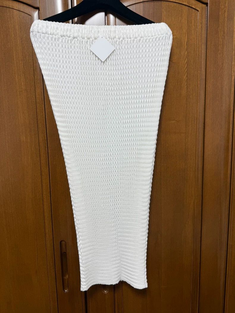 Issey Miyake Issey Miyake size:2 A pure white half skirt with sponge bu Size 22" - 1 Thumbnail