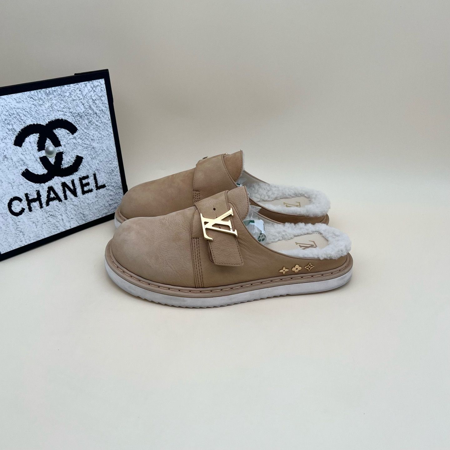Louis Vuitton Louis Vuitton Easy Leather Shearling Mules Size 6 Size US 6 / EU 39 - 1 Thumbnail