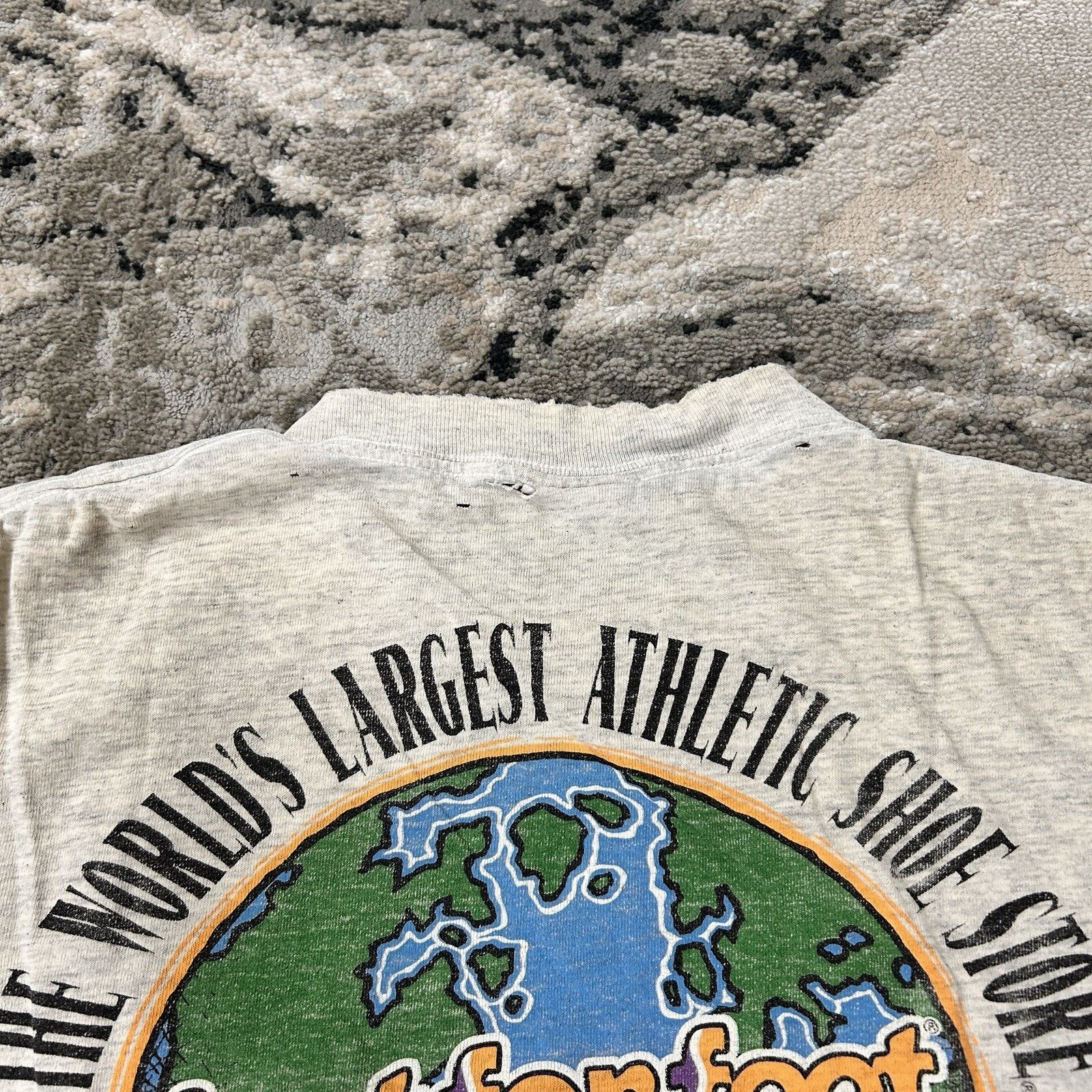 Gildan Vintage 90s Just For Feet We Fit The World Graphic T-Shirt Size US L / EU 52-54 / 3 - 10 Thumbnail