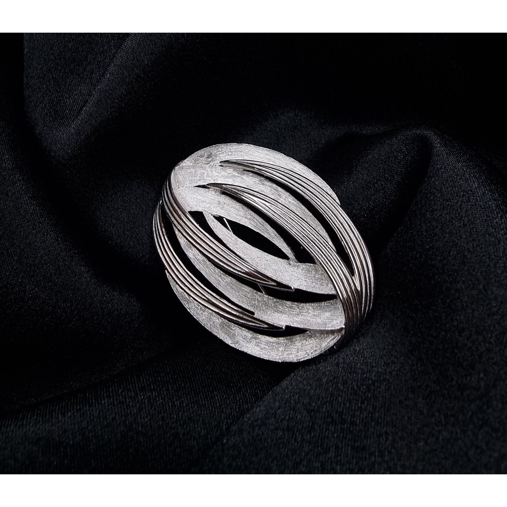 Vintage Vintage Trifari 1960s Silver-Tone Oval Swirl Brooch Pin Jewe Size ONE SIZE - 1 Thumbnail