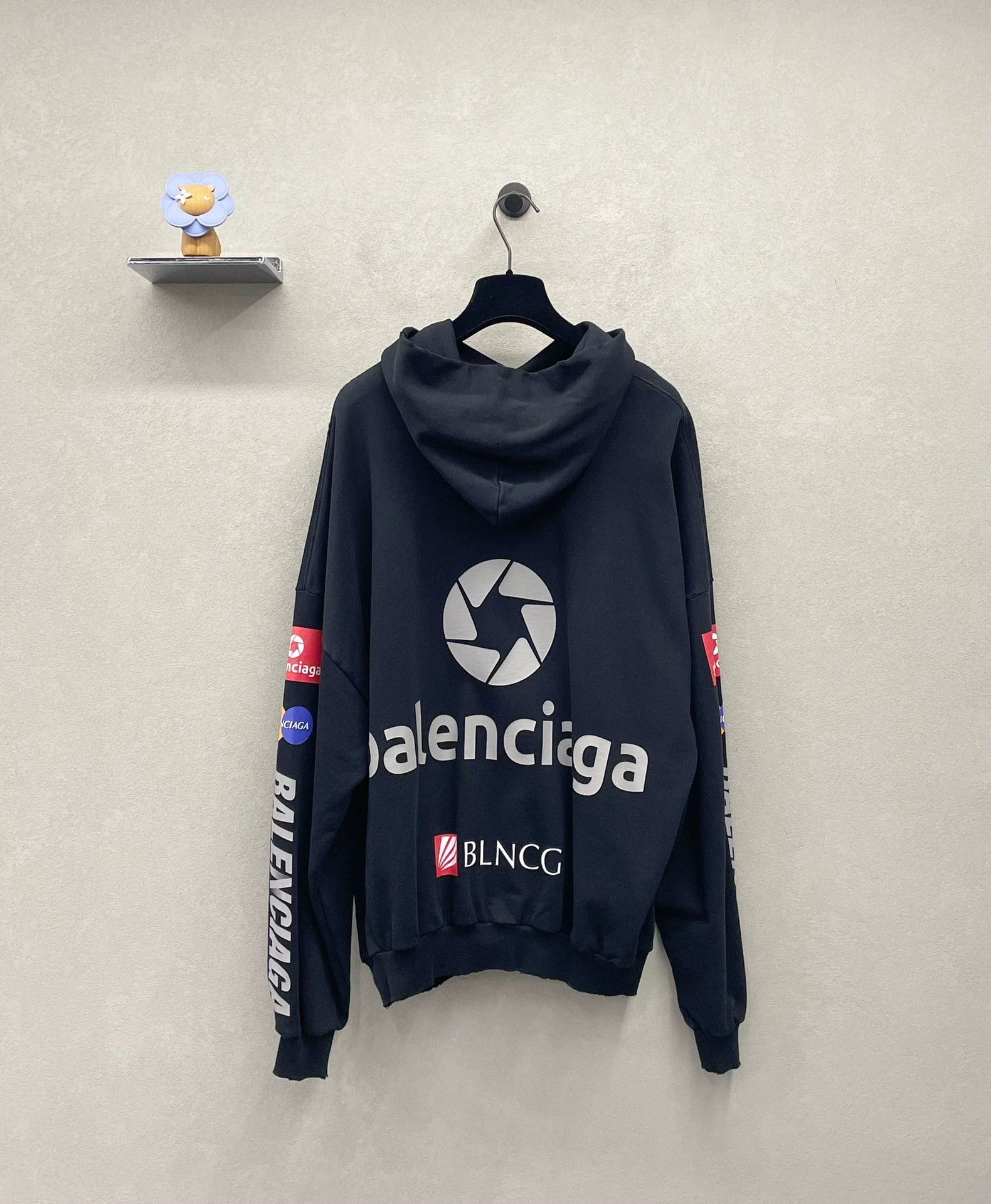 Balenciaga balenciaga fw23 logo print hoodie in black Size US L / EU 52-54 / 3 - 2 Thumbnail