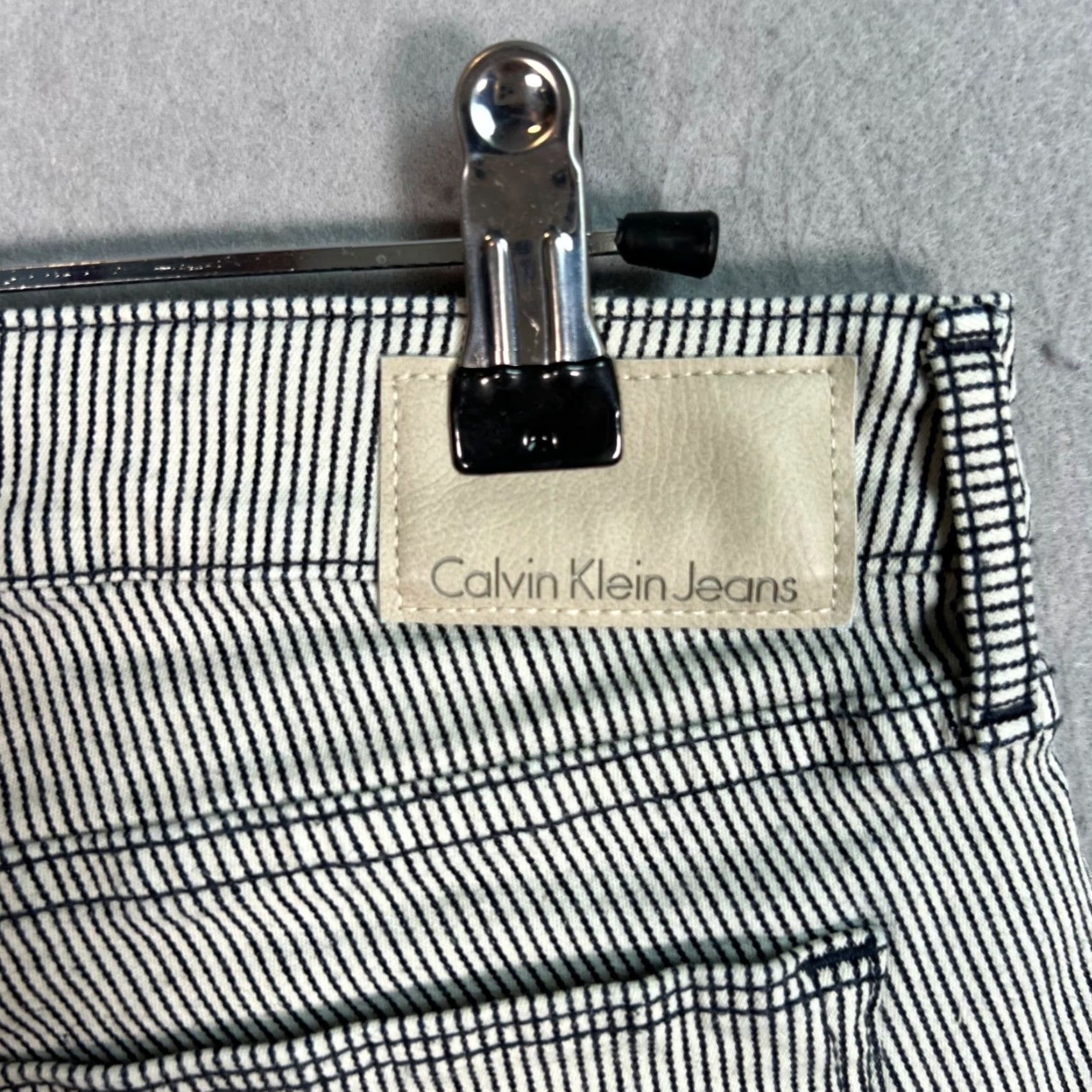 Calvin Klein Calvin Klein Womens Jeans Slim Fit Midthin Denim Stretch Pinstripe Skinny 28x27 White 28 Regular Cotton Blend Womens Jeans 90s Inspired? Size 28" / US 6 / IT 42 - 3 Thumbnail