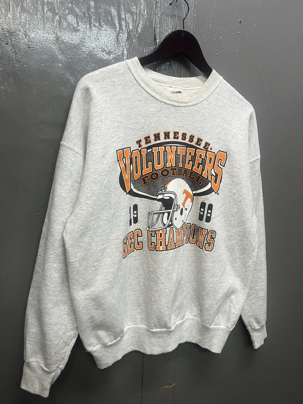 NFL VINTAGE NFL TENNESSEE VOLUNTEERS FOOTBALL SWEATSHIRT Size US L / EU 52-54 / 3 - 2 Thumbnail