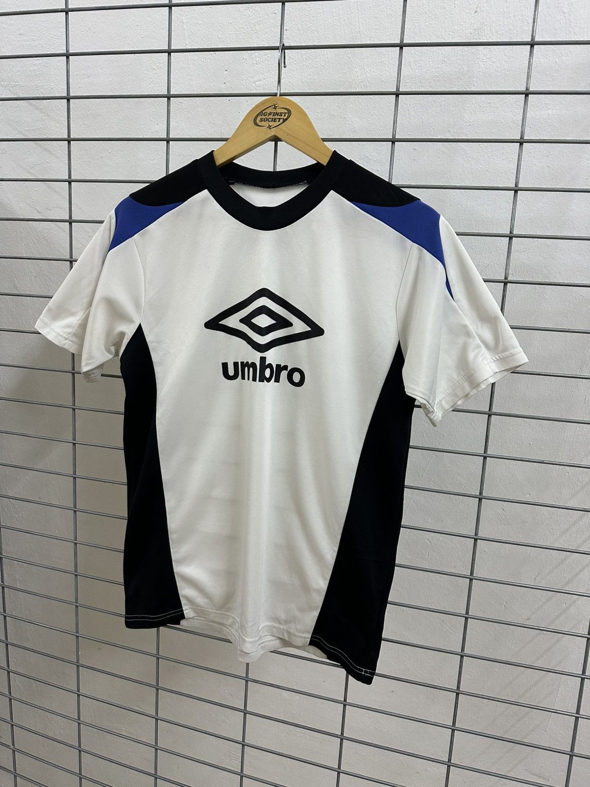 Umbro Rare Umbro Inter Milan Colourway Jersey By Descente Size US M / EU 48-50 / 2 - 3 Thumbnail