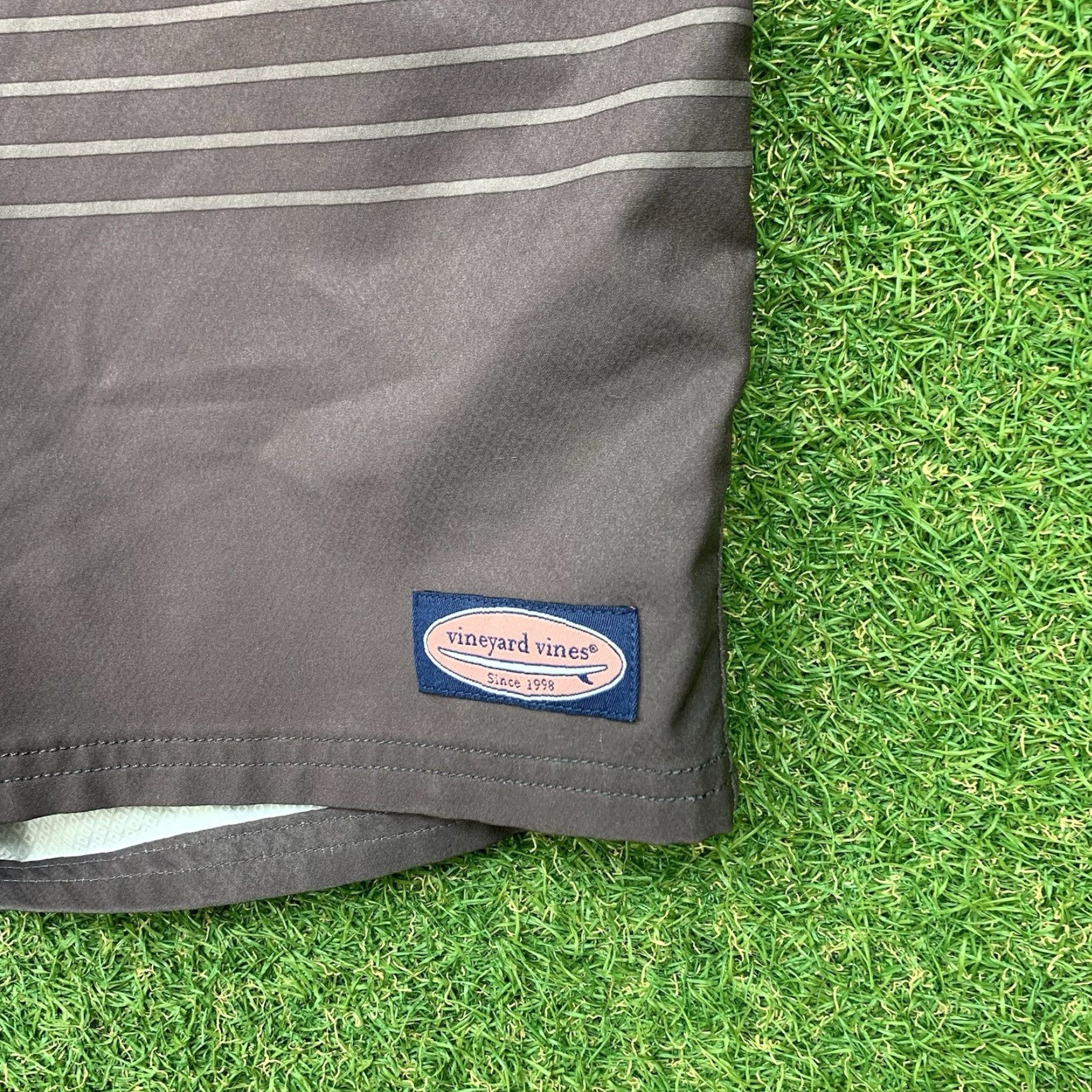 Vineyard Vines Vineyard Vines Performance Shorts Mens L Green AOP Striped Swim Casual Chino Breathable Pockets 9in Inseam Regular Front Button Zipper Logo Belt Loops Size US 33 - 3 Thumbnail