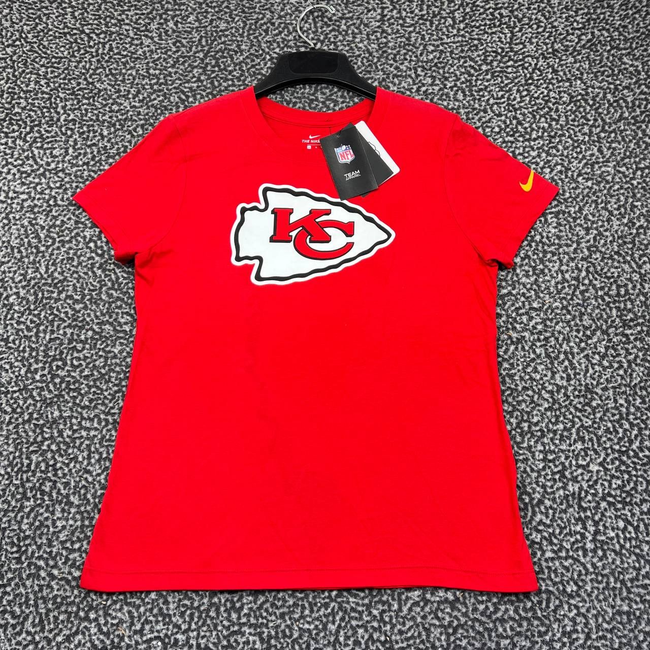 Nike Nike Shirt Women Medium Red Kansas City Chiefs Short Sleeve Size M / US 6-8 / IT 42-44 - 1 Thumbnail
