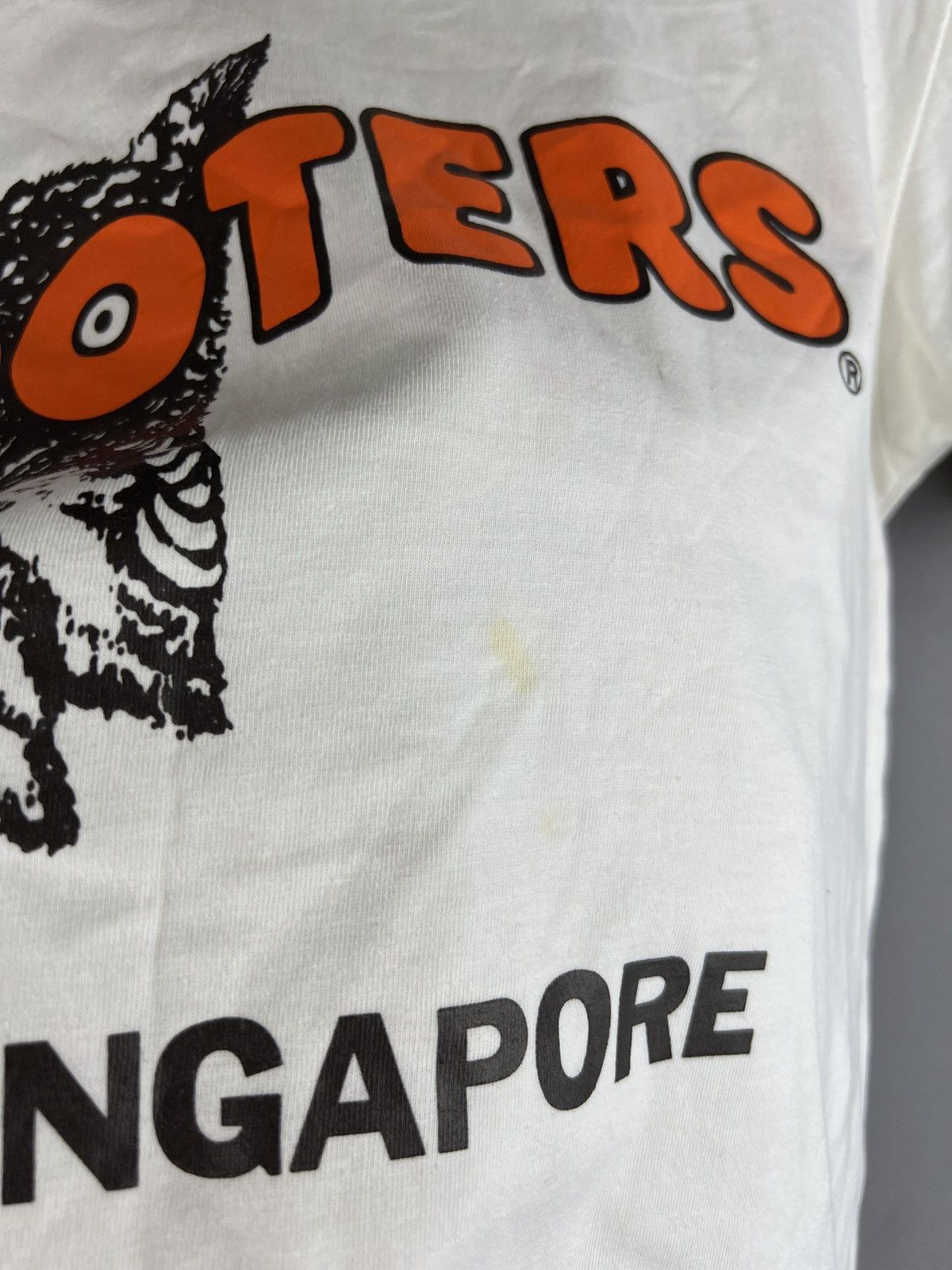 Vintage Vintage Y2K Hooters Graphic tee Singapore Size US S / EU 44-46 / 1 - 7 Thumbnail