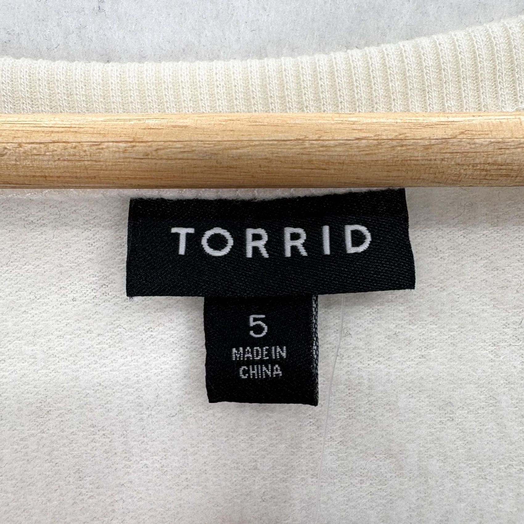 Torrid Torrid Sweatshirt Womens 5X White Rhinestone Sleeve Scoop Neck Raglan Pullover Size XXL / US 16-18 / IT 52-54 - 4 Thumbnail
