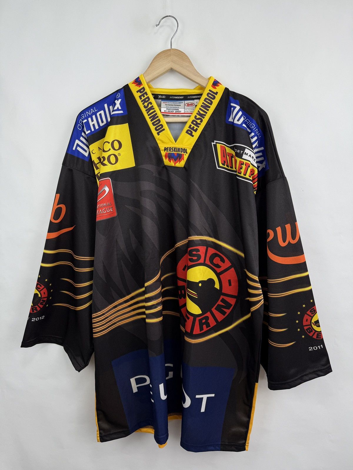 NHL 🇨🇭 2011 SC Bern Switzerland Hockey Jersey Team Signed Peugeot Size US XL / EU 56 / 4 - 3 Thumbnail