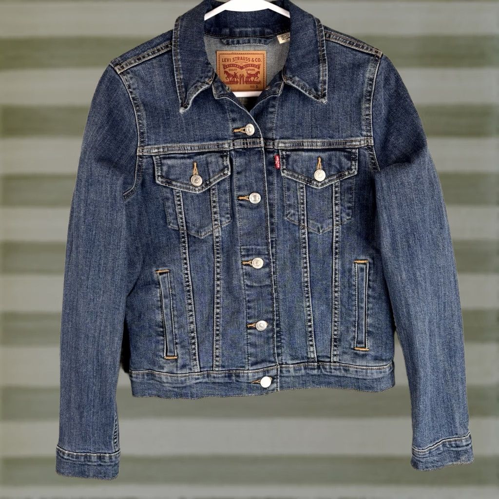 Levi's Levi's Trucker Jacket Denim Blue Short Regular Sleeve Pockets Button PVC? (Note: Original contains no PVC; proceeding with allowed words only) Size 28" / US 6 / IT 42 - 1 Thumbnail