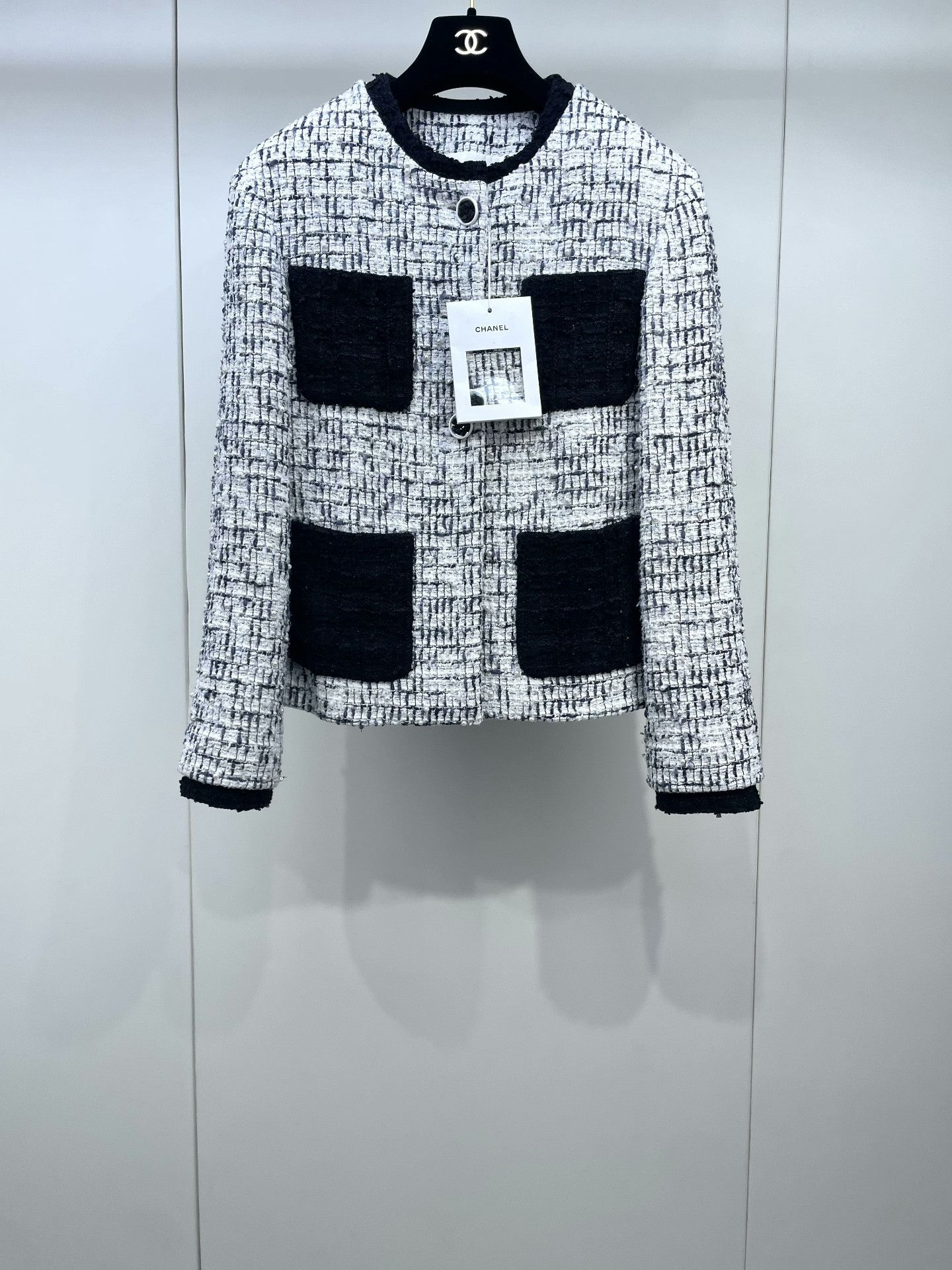 Chanel Chanel 22C Black White Pearl Jacket Size XS / US 0-2 / IT 36-38 - 1 Thumbnail