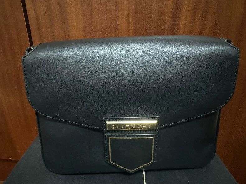 Givenchy Givenchy Black Leather Crossbody Bag Size ONE SIZE - 1 Thumbnail