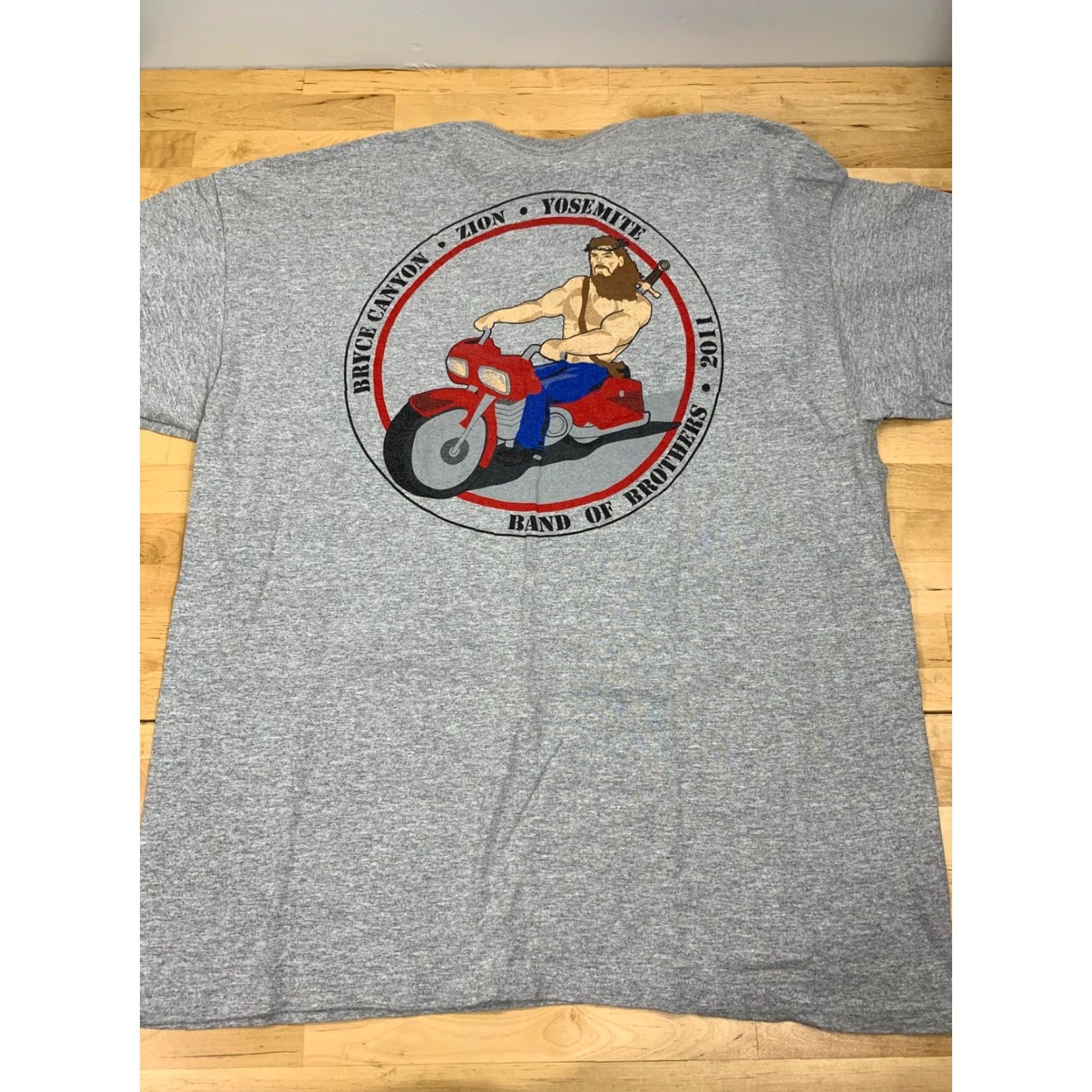 Gildan Gildan Band of Brothers 2011 Short Sleeve T Shirt Gray XL Crew Neck Mens Motorcycle Shirt Size US XL / EU 56 / 4 - 3 Thumbnail