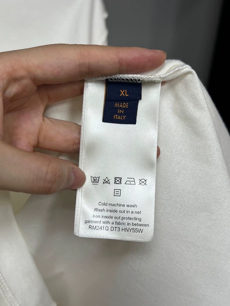 Louis Vuitton Louis Vuitton White embossed logo short sleeve Size US XL / EU 56 / 4 - 4 Thumbnail