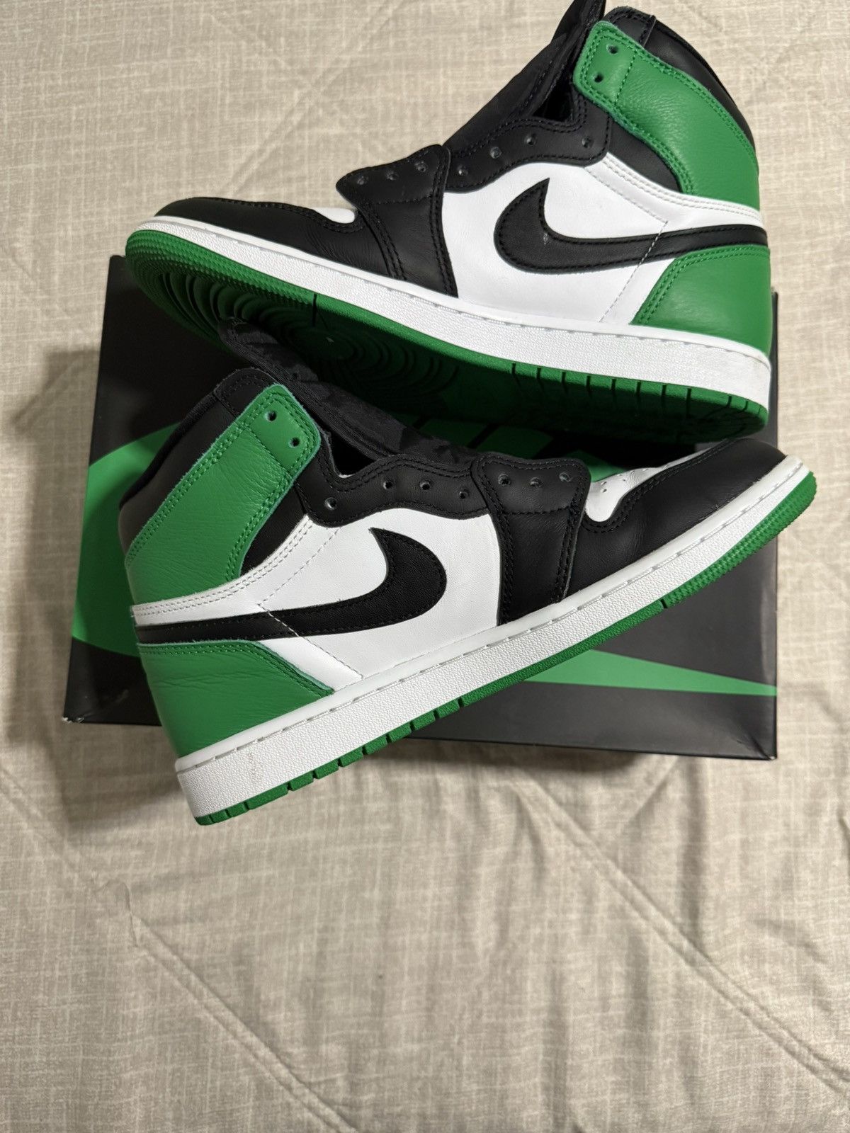 Nike Jordan 1 High Lucky Green Size US 9 / EU 42 - 3 Thumbnail