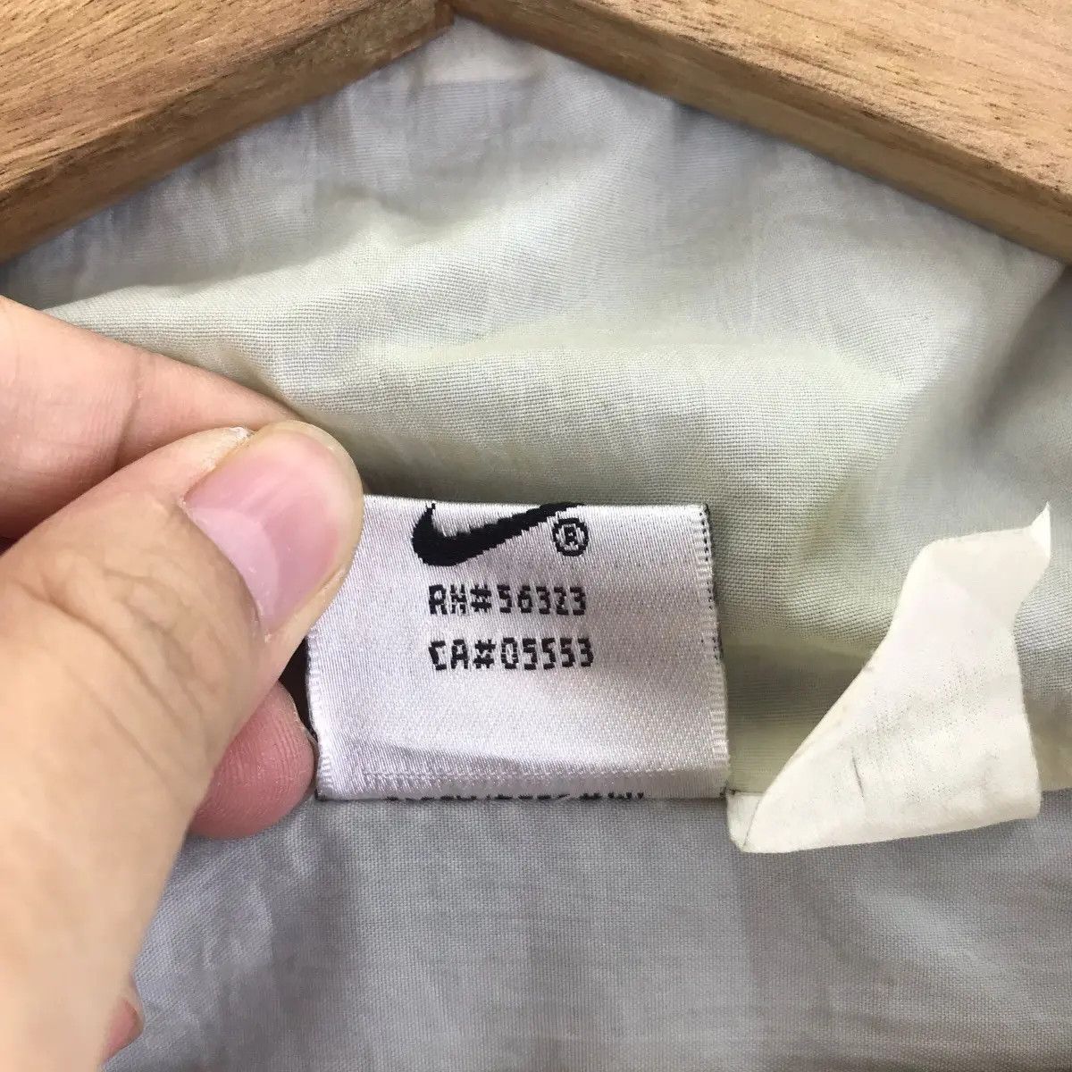Vintage 90’ NIKE CENTER LOGO Swoosh Grey Tag Windbreaker