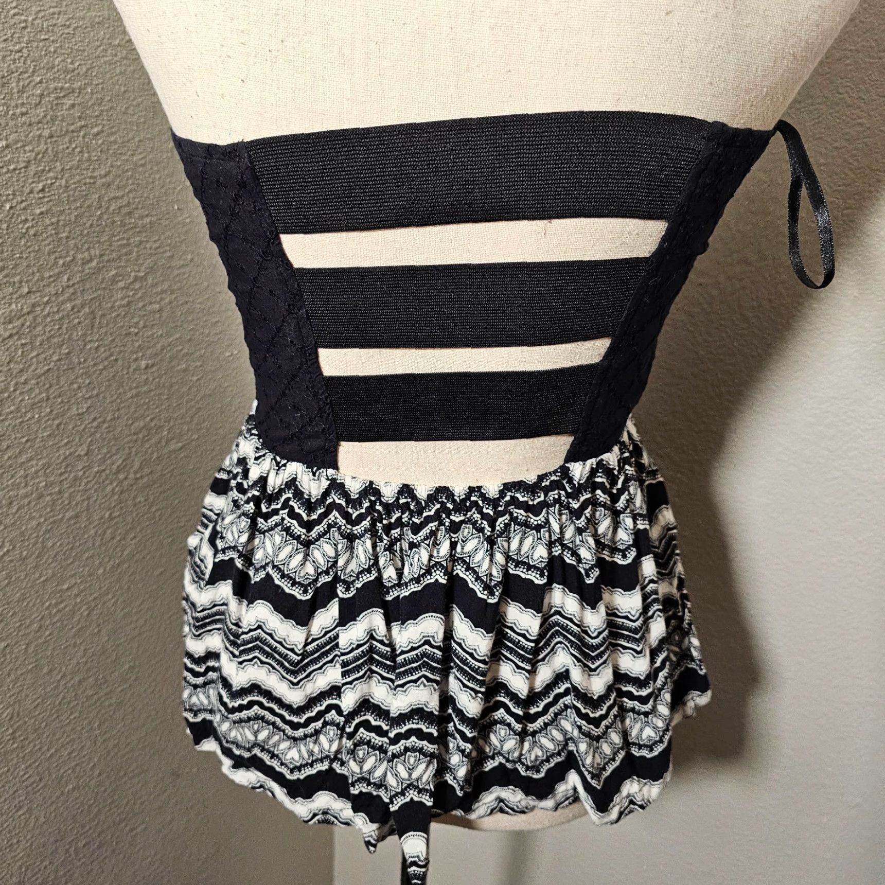 Vintage Kendall + Kylie Women’s Black Sleeveless Top Size Medium Strapless Cami Elastic Tank Regular Shirt Fashion Basic Casual Size M / US 6-8 / IT 42-44 - 4 Thumbnail