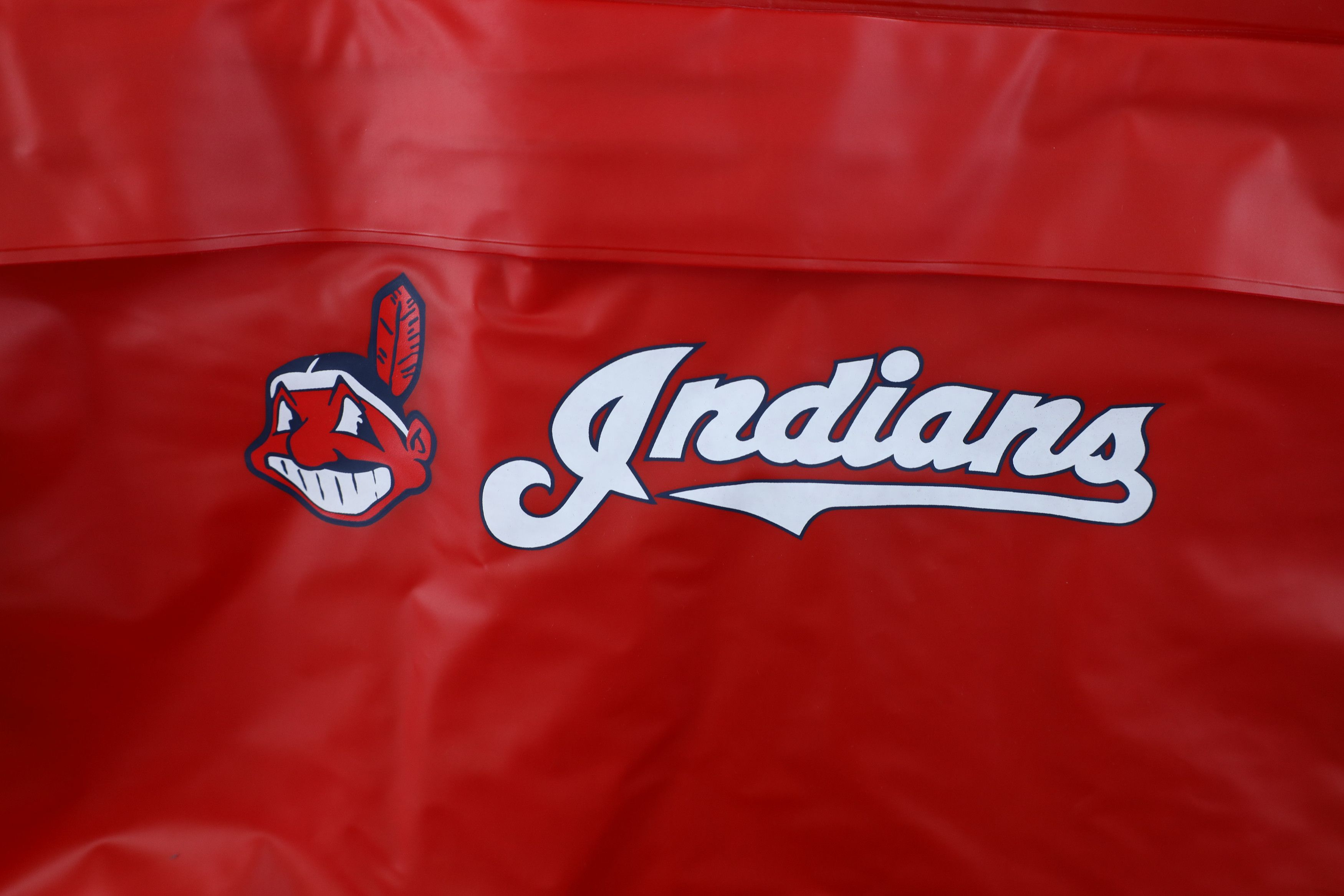 Vintage Vintage 90s Wahoo Cleveland Indians Packable Rain Jacket Red Size US L / EU 52-54 / 3 - 12 Thumbnail
