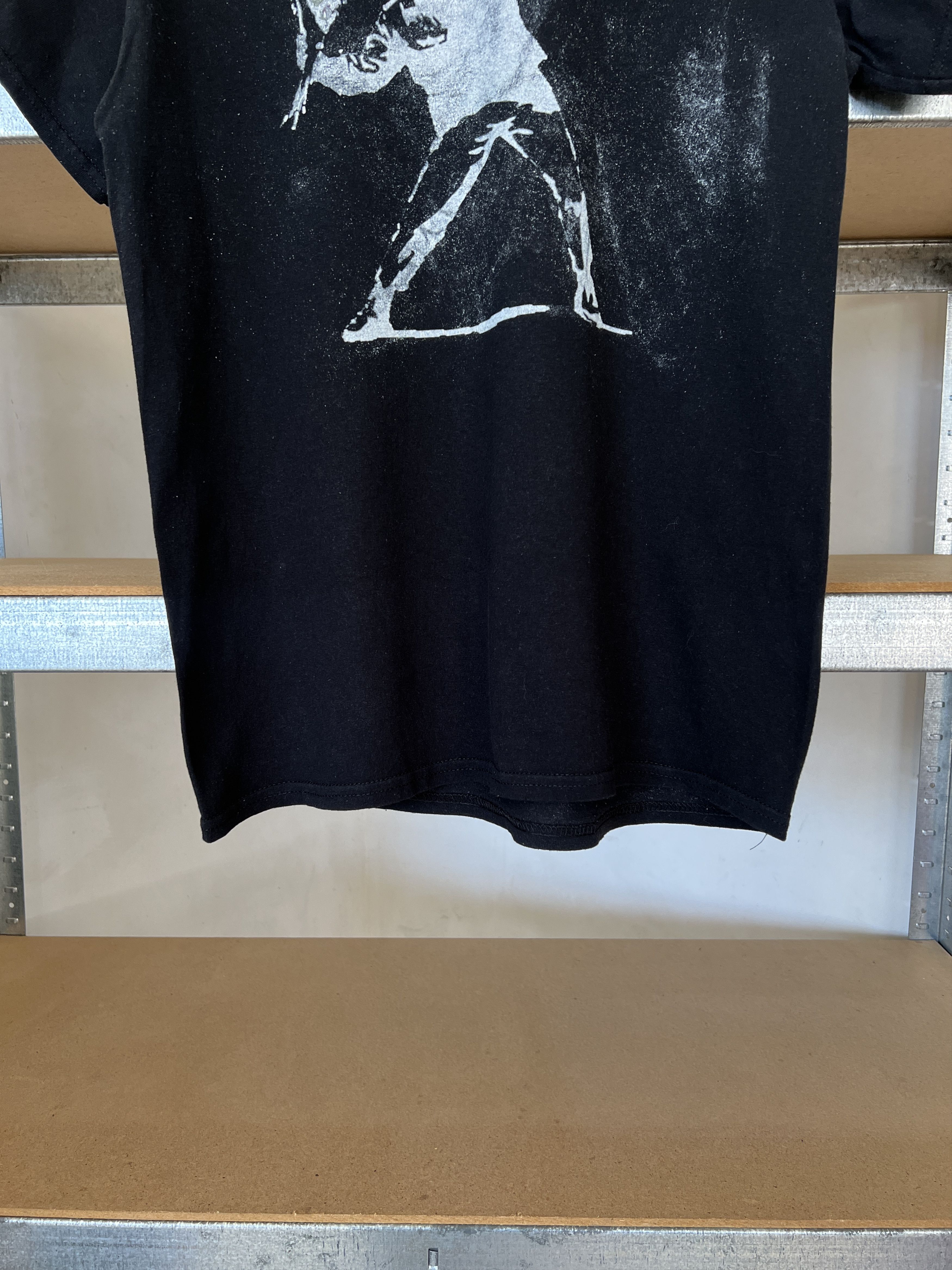 Vintage Vintage 2000s Banksy Flower Thrower Art Graphic T-shirt Size US M / EU 48-50 / 2 - 8 Thumbnail