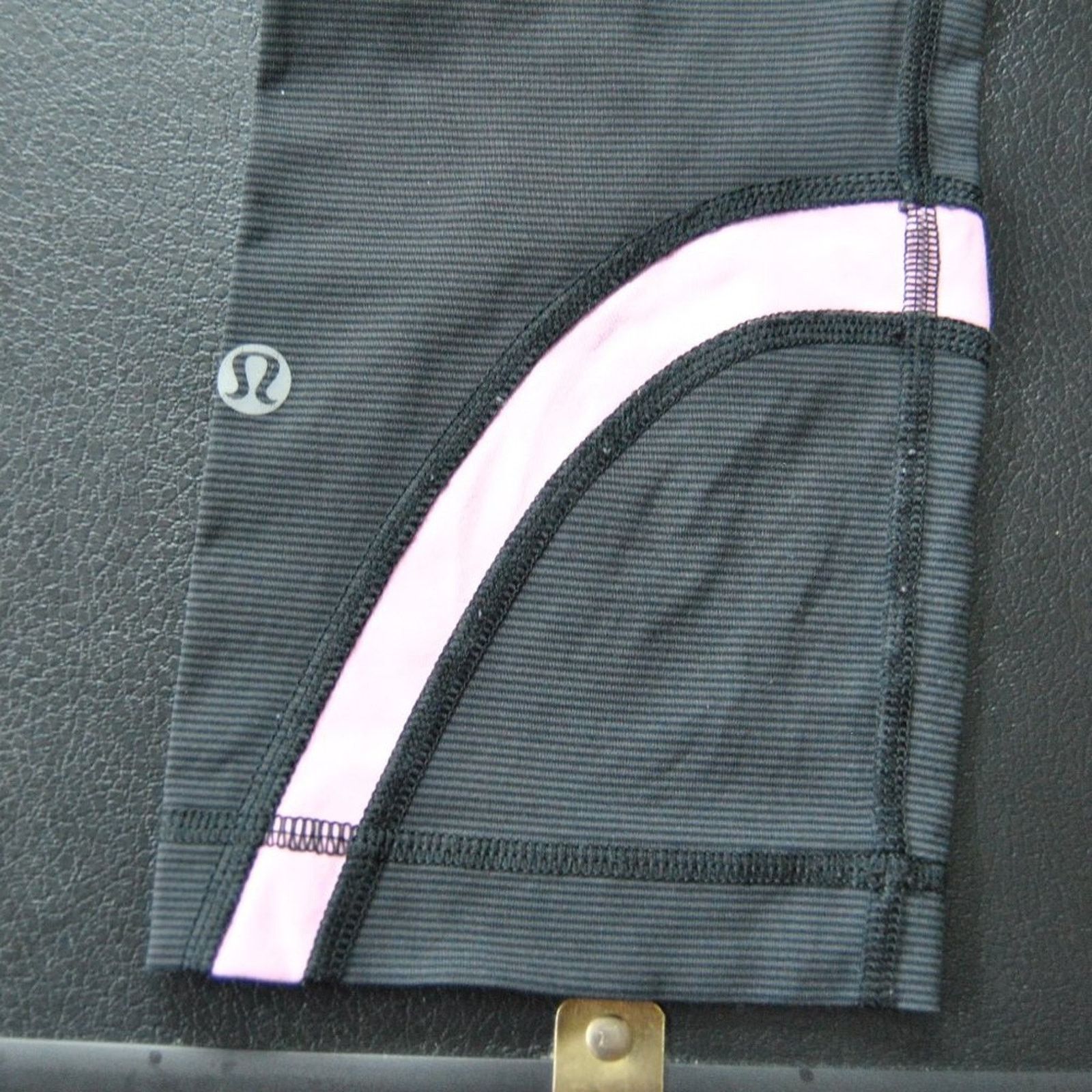 Lululemon Lululemon Black w/ Pink Leggings Size: 6 Size 28" / US 6 / IT 42 - 7 Thumbnail