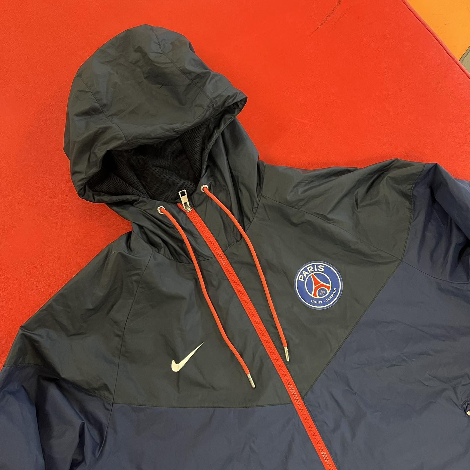 Nike Vintage Nike PSG soccer jacket Windrunner size L Size US L / EU 52-54 / 3 - 4 Thumbnail