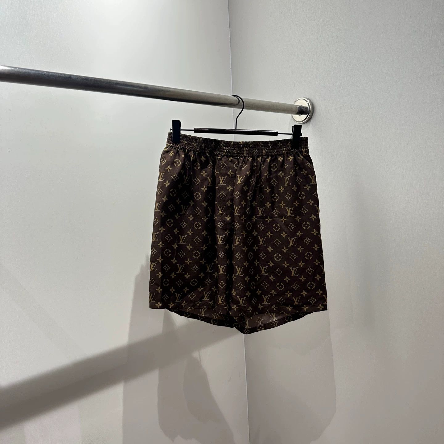 Louis Vuitton Louis Vuitton Monogram All-Over Silk Shorts 34 Size 25" / US 0 / IT 36 - 1 Thumbnail