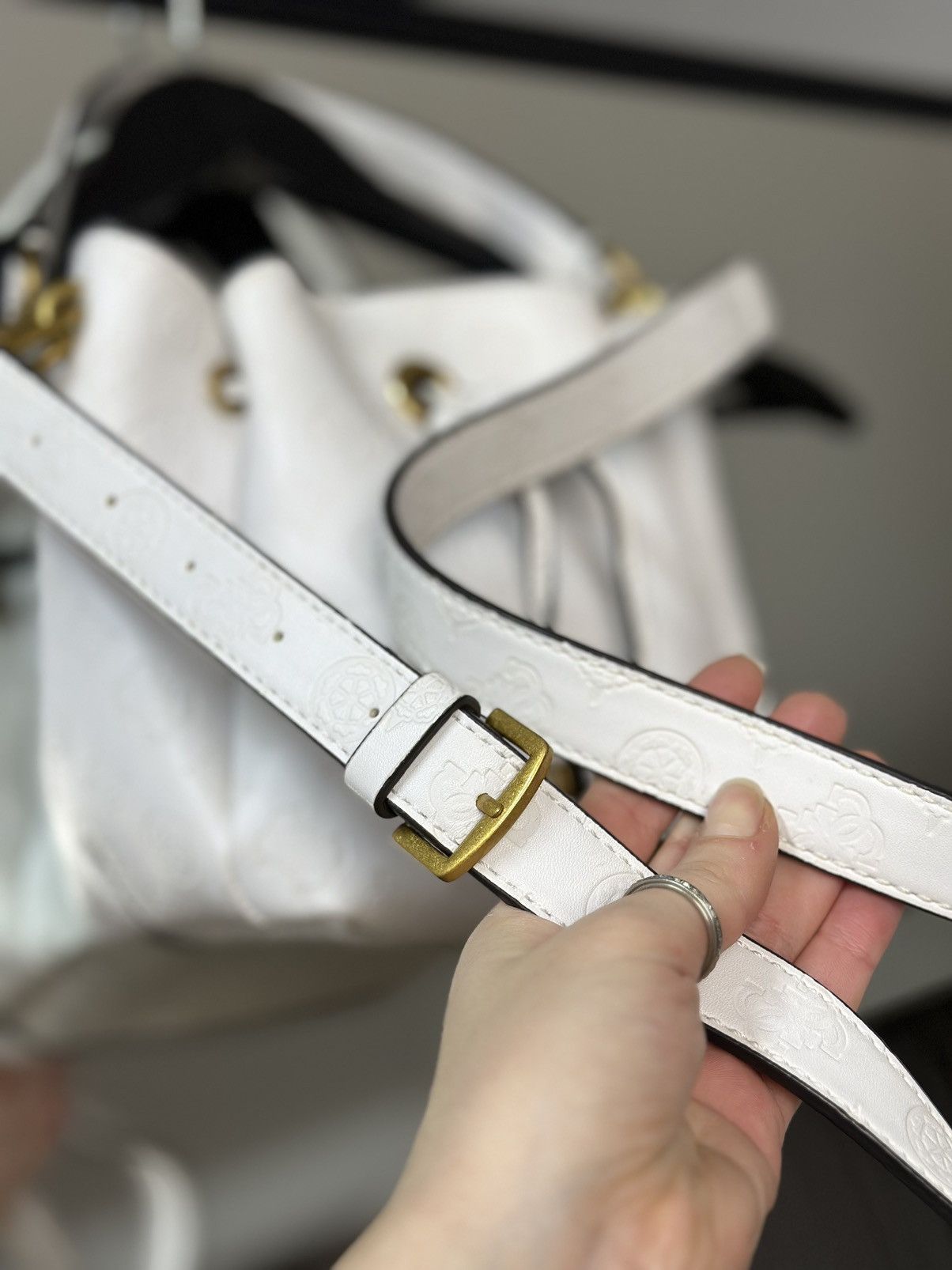 Guess Guess White Monogram Bucket Bag Gold Hardware Y2K Style Size ONE SIZE - 13 Thumbnail