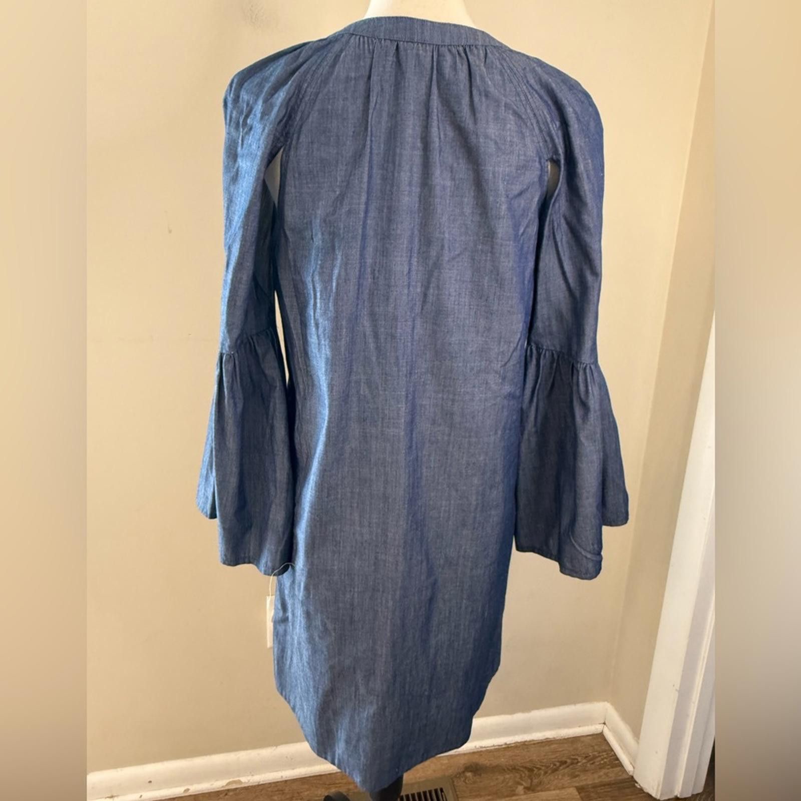 Bcbgmaxazria BCBGMAxazria denim midi shift dress crop bell sleeves SZ XS Size XS / US 0-2 / IT 36-38 - 4 Thumbnail