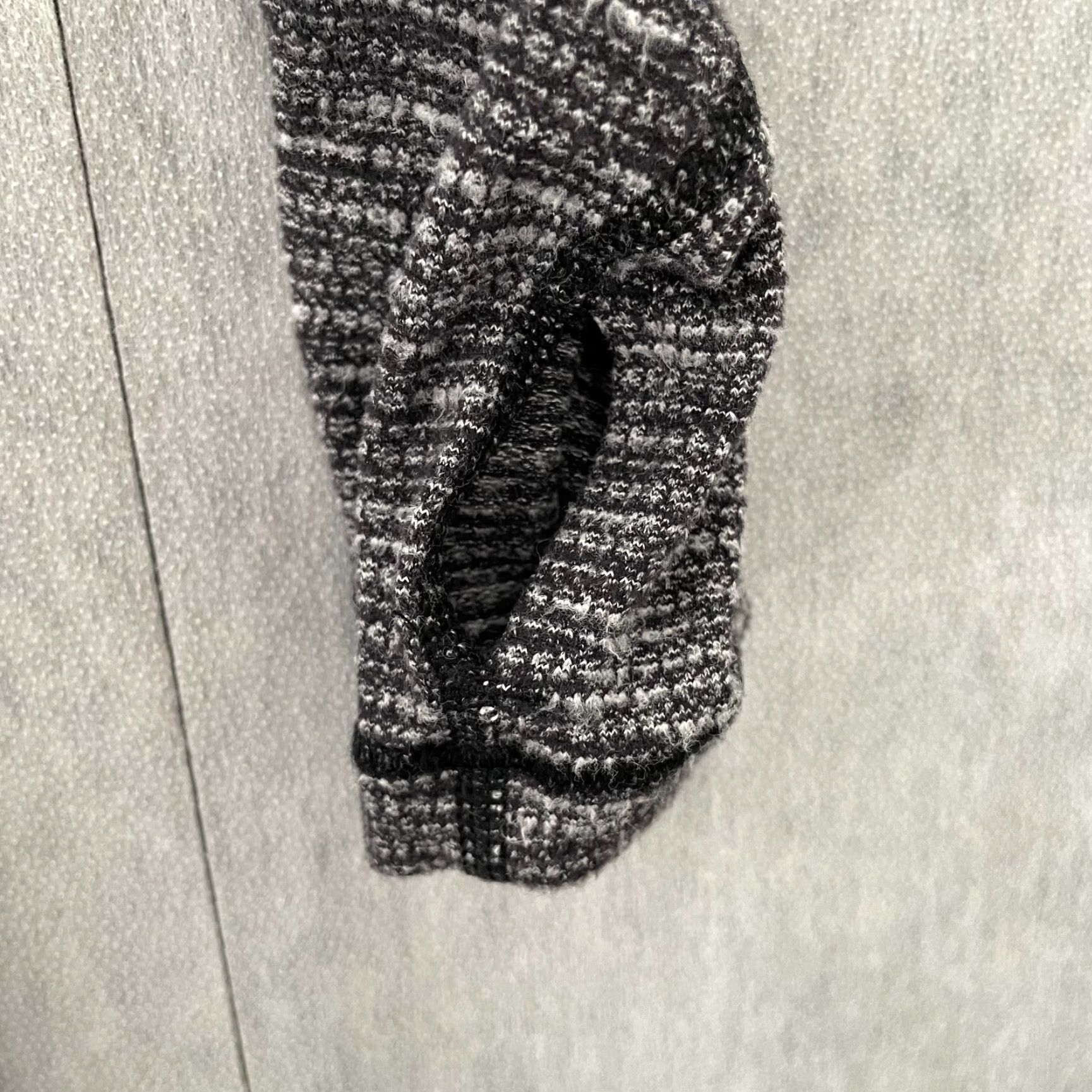 Lululemon VINTAGE Lululemon Hoodie Womens 6 Black Gray Pullover Thumb Holes Heathered Athletic Outdoor Sports Size M / US 6-8 / IT 42-44 - 5 Thumbnail