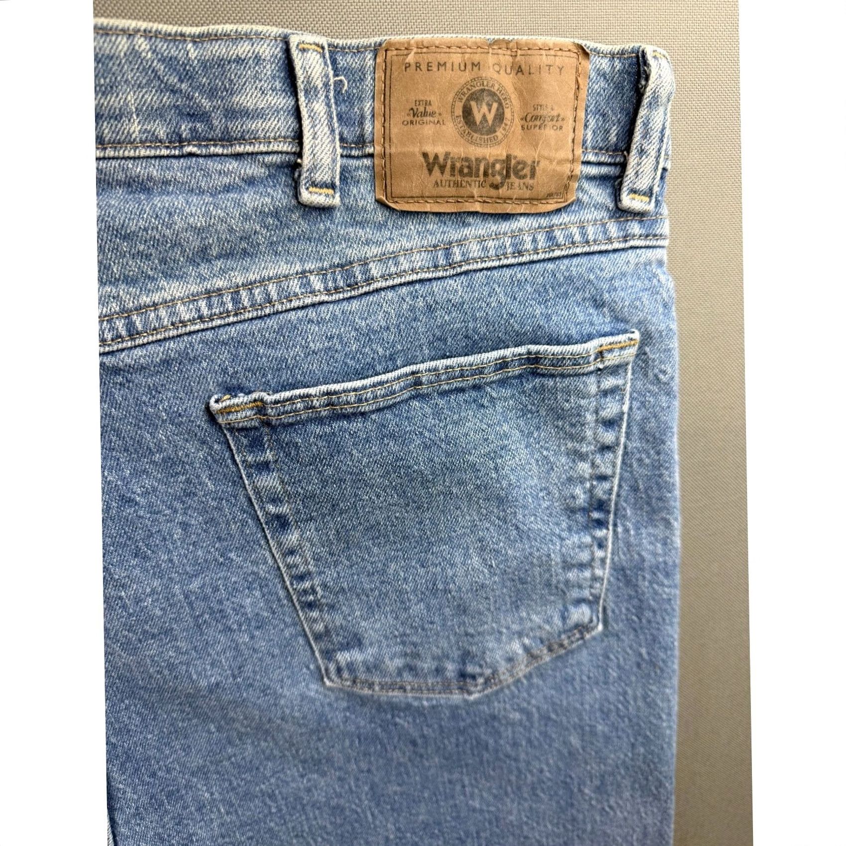 Wrangler Wrangler Jeans Regular Mens Blue Medium Wash Straight 38x32 Regular Fit 5-Pocket Denim Zip Button Logo Leather Patch Size US 38 / EU 54 - 3 Thumbnail