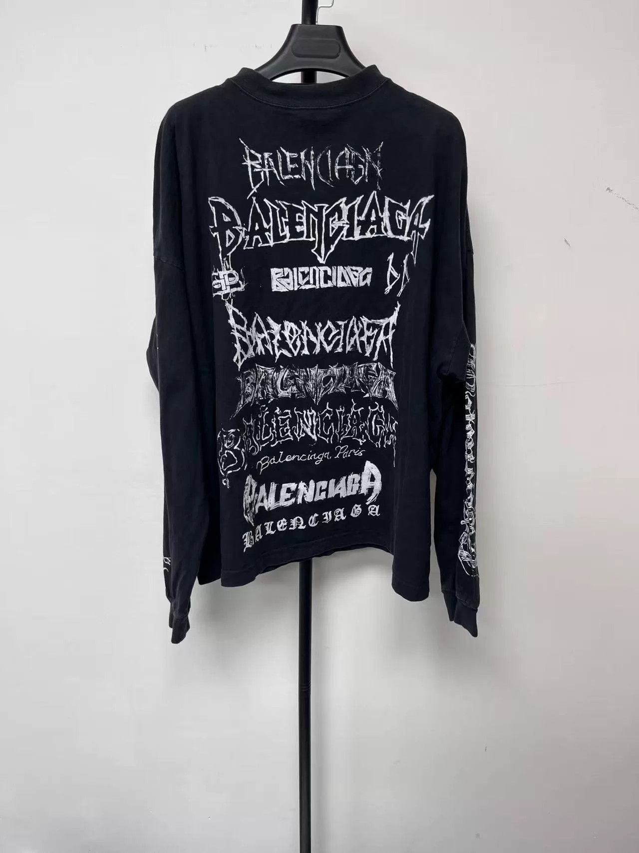Balenciaga Balenciaga New Year Graphic Long Sleeve T-Shirt Size US M / EU 48-50 / 2 - 1 Thumbnail