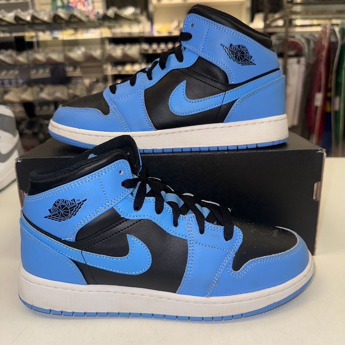 Jordan Brand × Nike Size 7Y (8.5W) - Nike Air Jordan 1 Retro Mid GS “UNC” Size US 8.5 / IT 38.5 - 1 Thumbnail