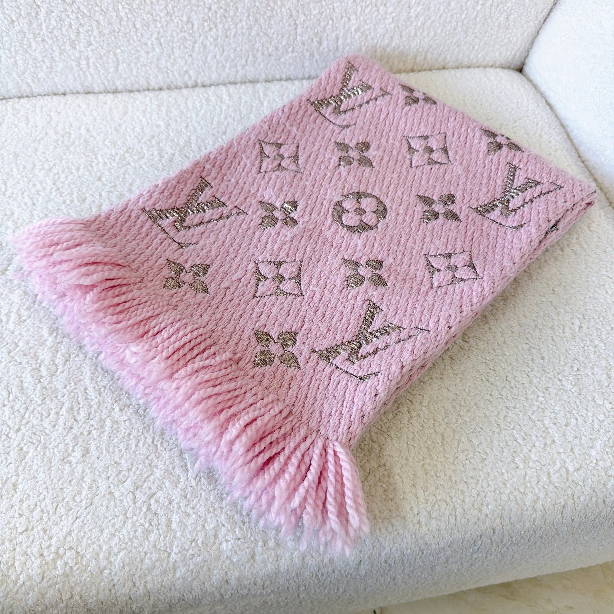 Louis Vuitton Louis Vuitton pink wool full logo fringed scarf Size ONE SIZE - 1 Thumbnail