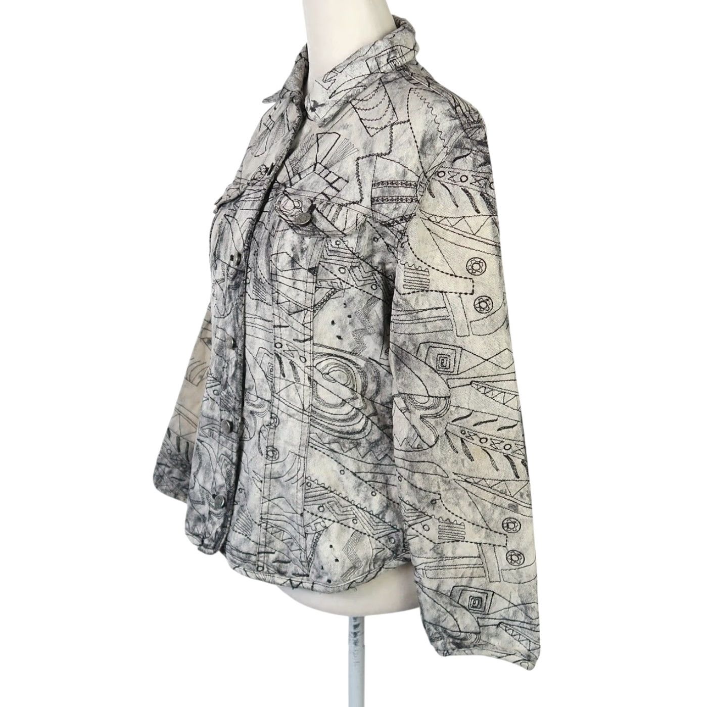 Vintage VINTAGE Chico's Cream and Black Abstract Embroidered Denim Jacket S Womens Jacket Size S / US 4 / IT 40 - 3 Thumbnail