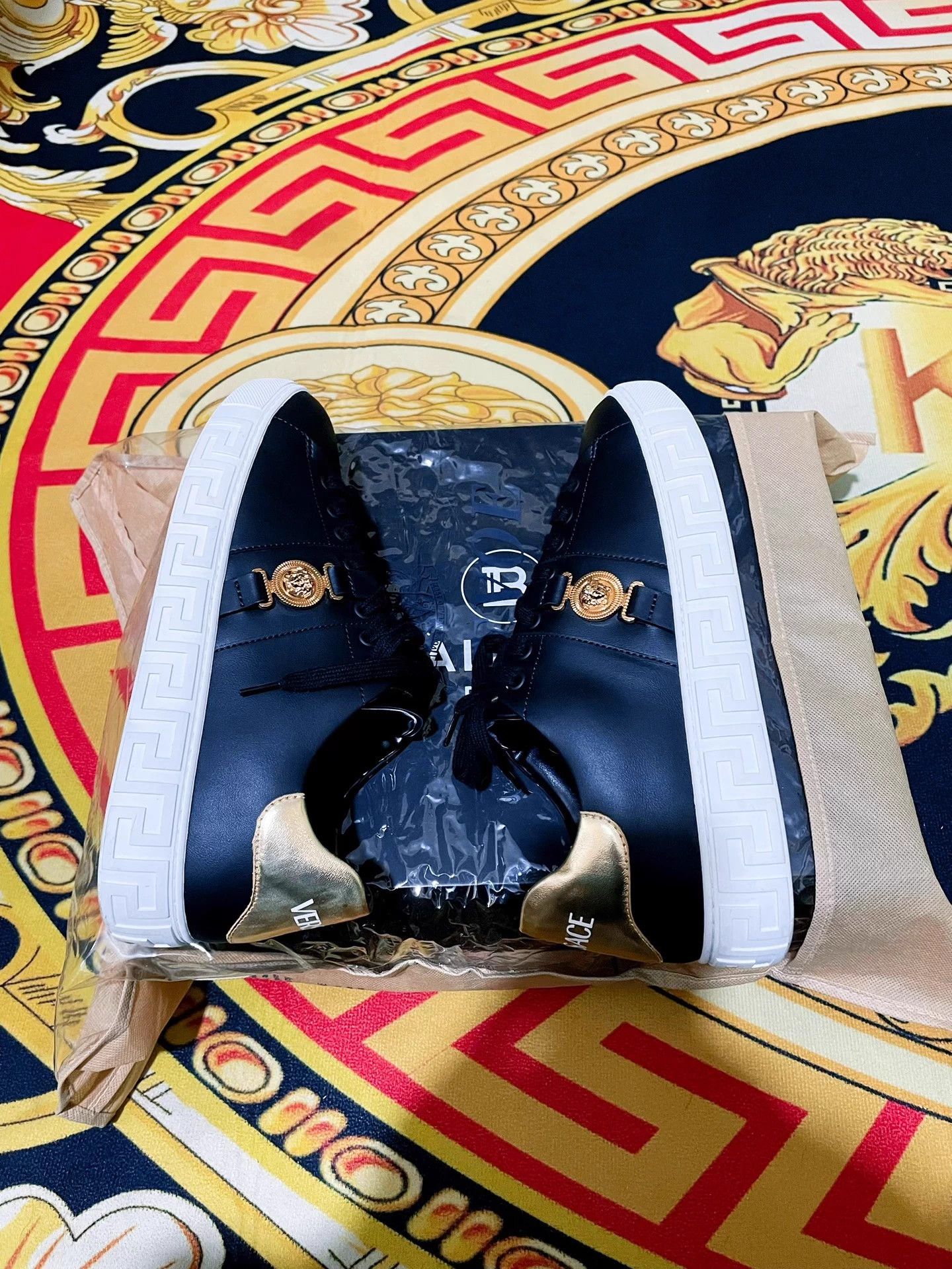 Versace Versace 25S Greca Calfskin Round Toe Lace-Up Low Top Size US 8 / EU 41 - 6 Thumbnail