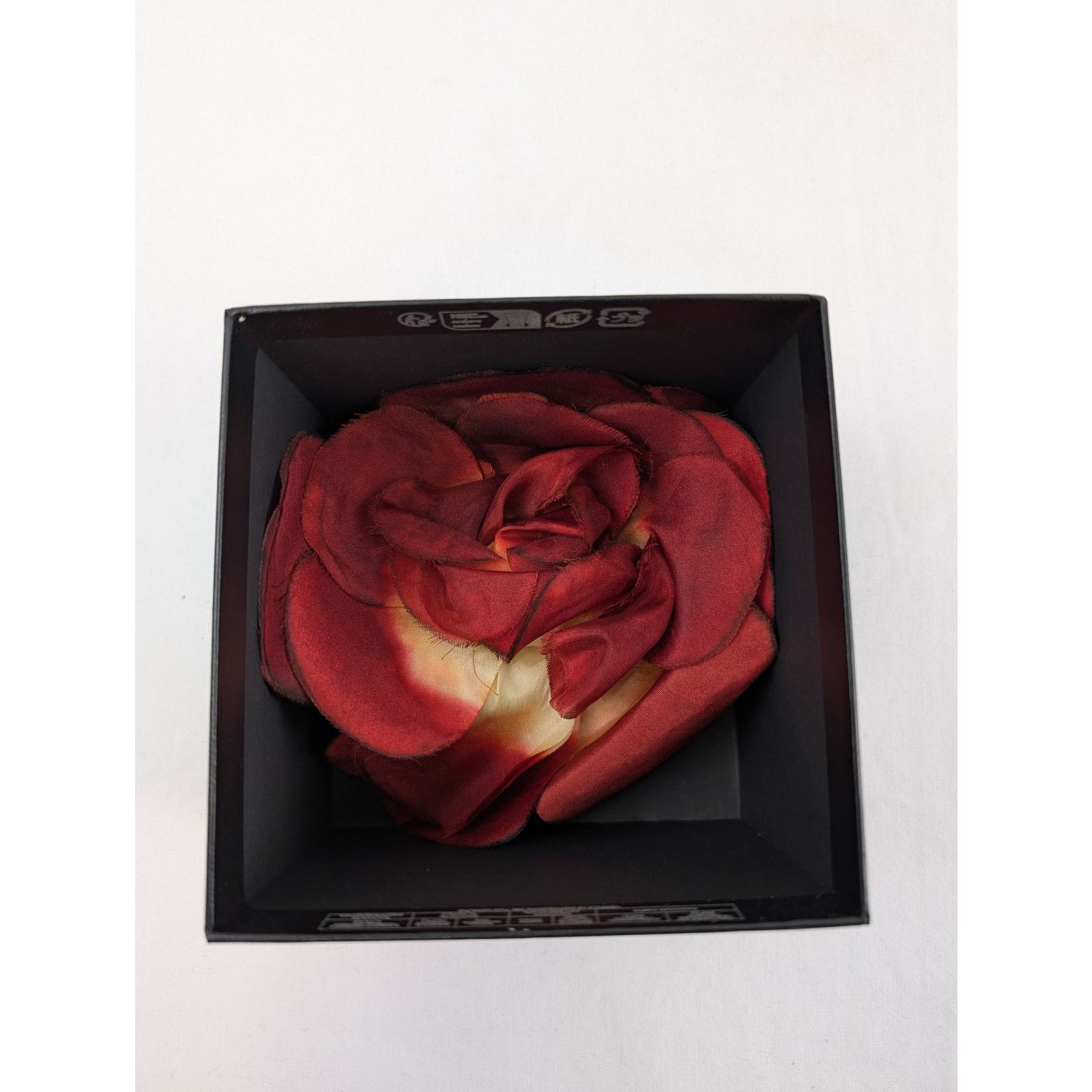 Saint Laurent Paris o1rshd1 Size: OS / Brooch in Beige/Red Size ONE SIZE - 8 Thumbnail