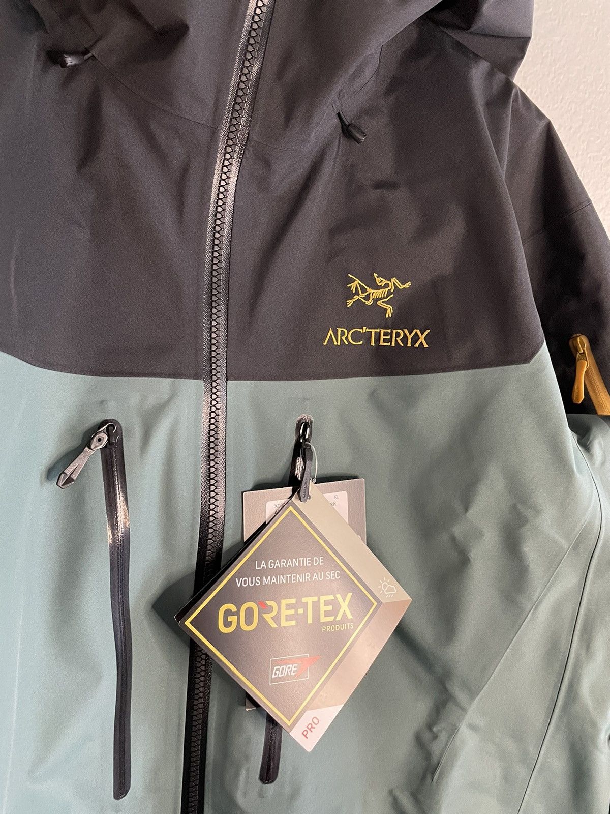 アークテリクス アルファ sv ジャッケット dark magic Sサイズ