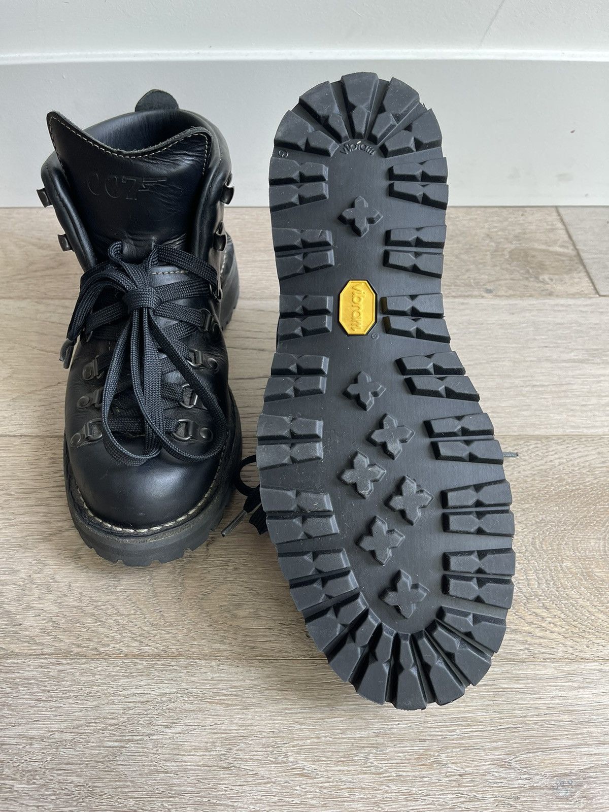 Bottes Femme Danner Mountain Light James Bond 007 - Pointure 7.5 US - Neuf Avec Défauts (boîte Abîmée)