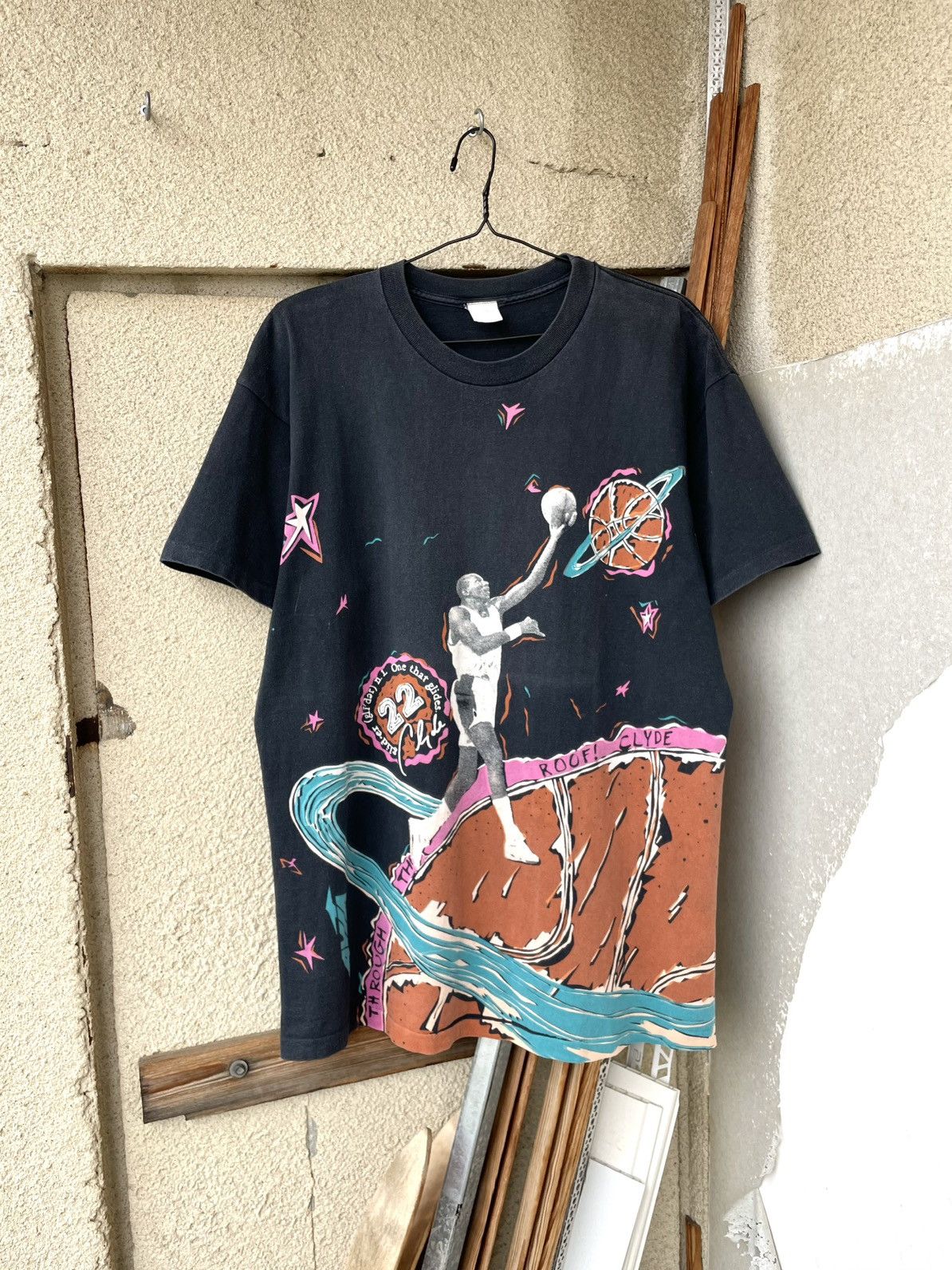 Vintage Vintage 90s Clyde Drexler Basketball NBA Over Print T-Shirt Size US XL / EU 56 / 4 - 1 Thumbnail
