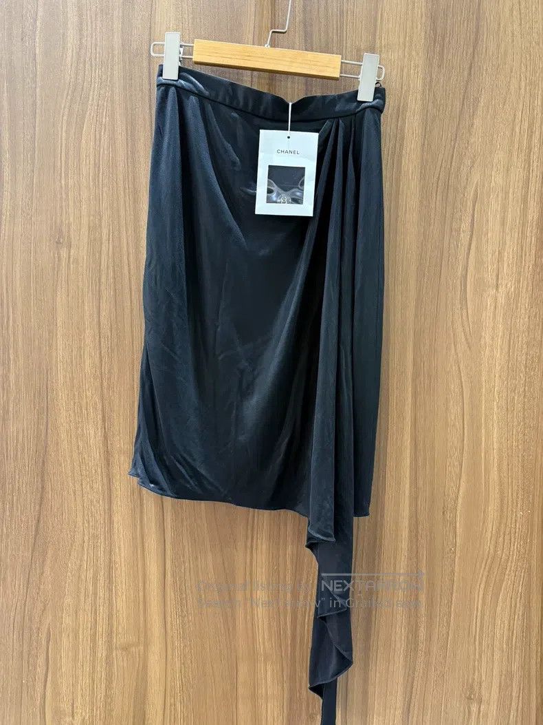 Chanel Chanel Black skirt Size 42" / US 20 - 1 Thumbnail