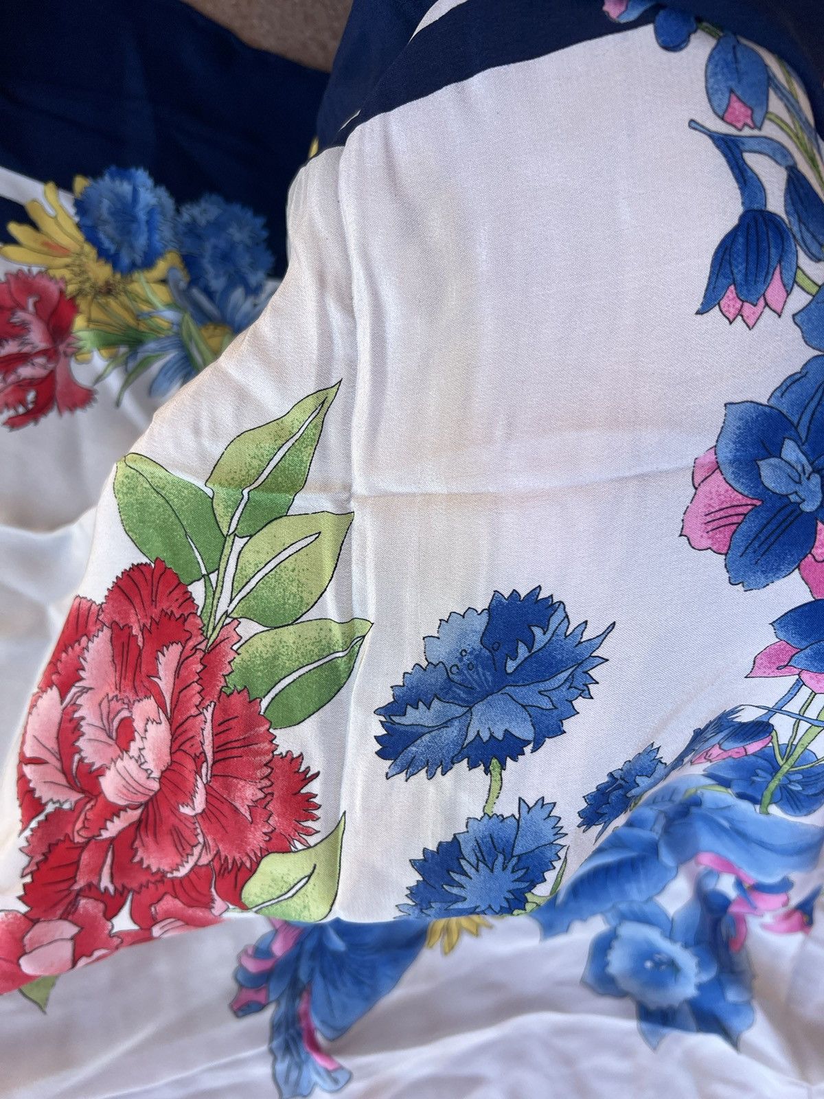 Gucci Vintage Gucci Flower Silk Skarf Size ONE SIZE - 5 Thumbnail