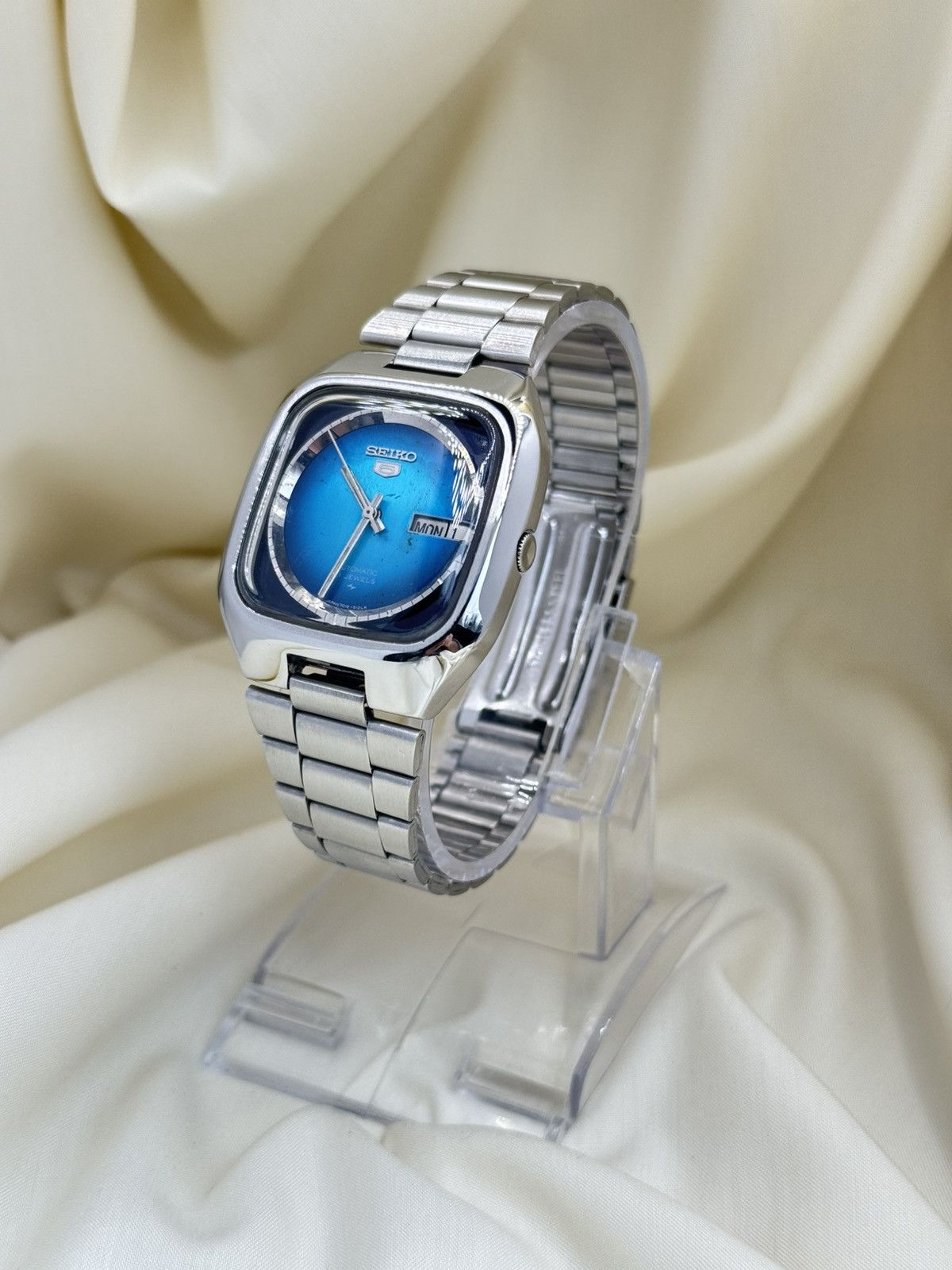 Seiko Seiko 5 Japan Vintage TV Case Blue Fade Dial 21J Automatic Size 36 - 2 Thumbnail