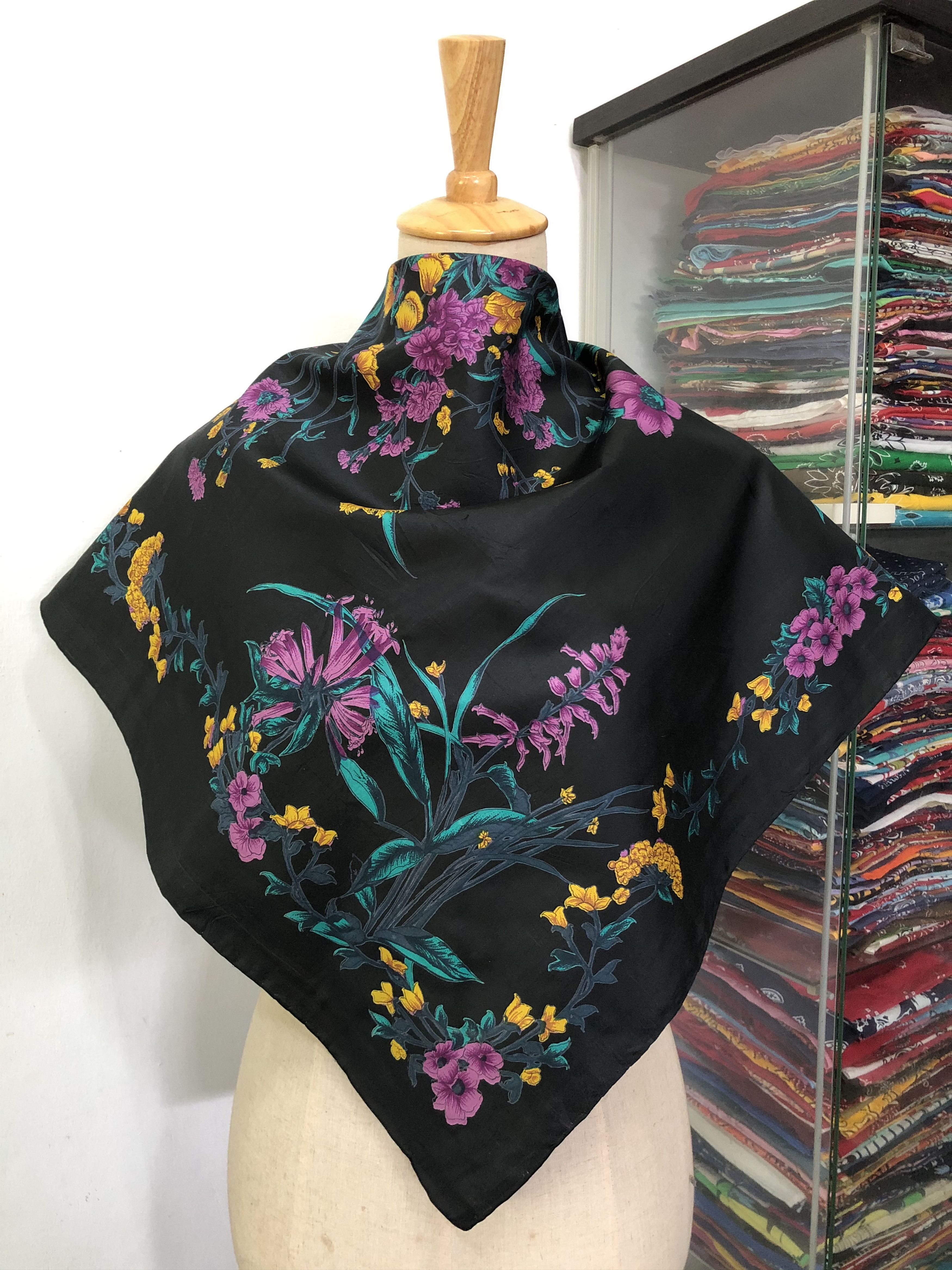 Vintage Vintage Silk Scarf Size ONE SIZE - 1 Thumbnail