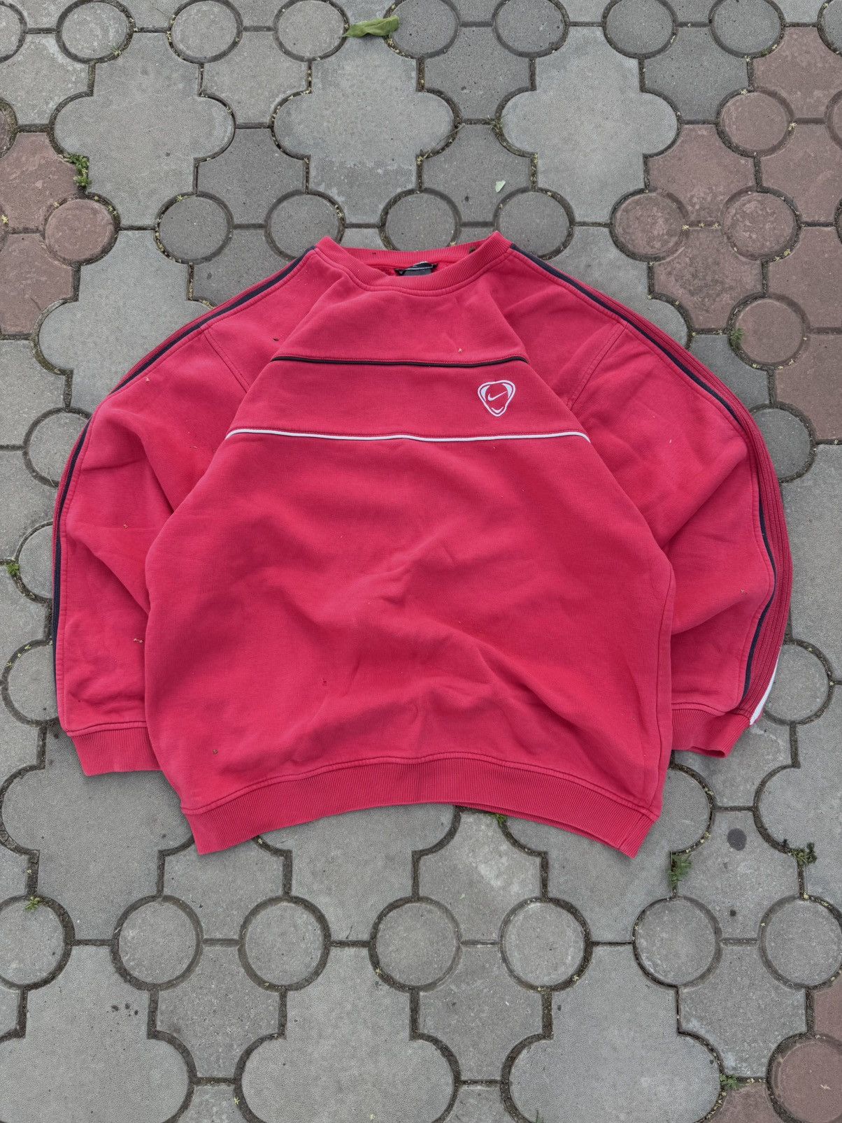 Nike Vintage Nike Small Swoosh Boxy Sweatshirt Y2K Size US L / EU 52-54 / 3 - 1 Thumbnail