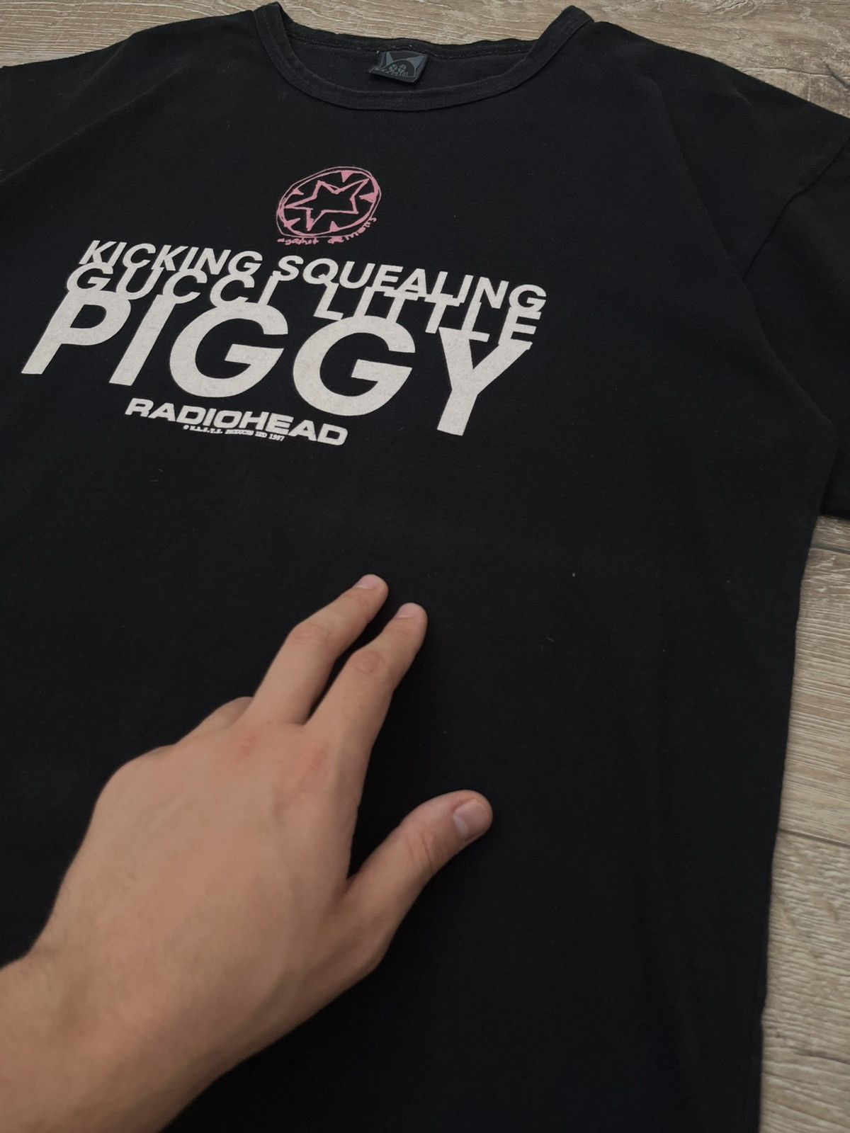 Band Tees RADIOHEAD 1997 KICKING SQUEALING GUCCI LITTLE PIGGY T-SHIRT Size US L / EU 52-54 / 3 - 8 Thumbnail