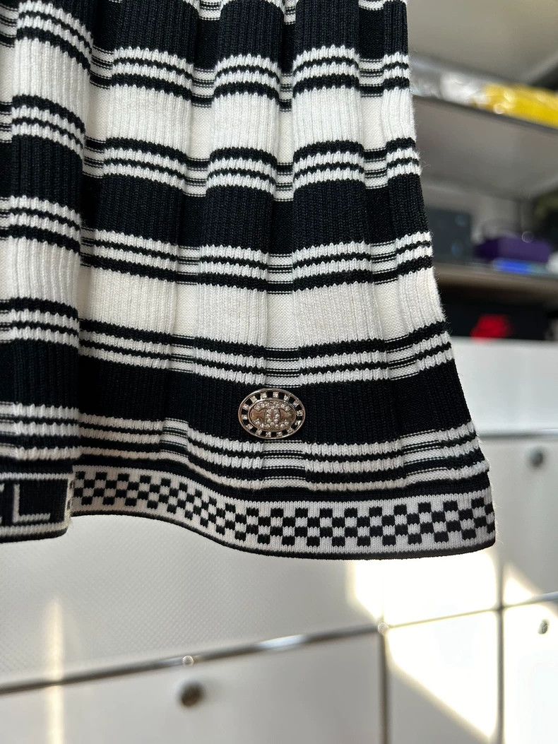 Chanel Chanel 23C early spring vacation black and white striped kn Size XS / US 0-2 / IT 36-38 - 3 Thumbnail