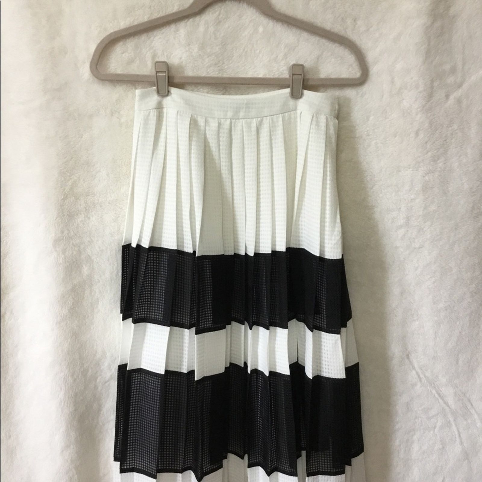 Banana Republic Banana Public White & Black Pleated Midi Skirt Size 28" / US 6 / IT 42 - 1 Thumbnail