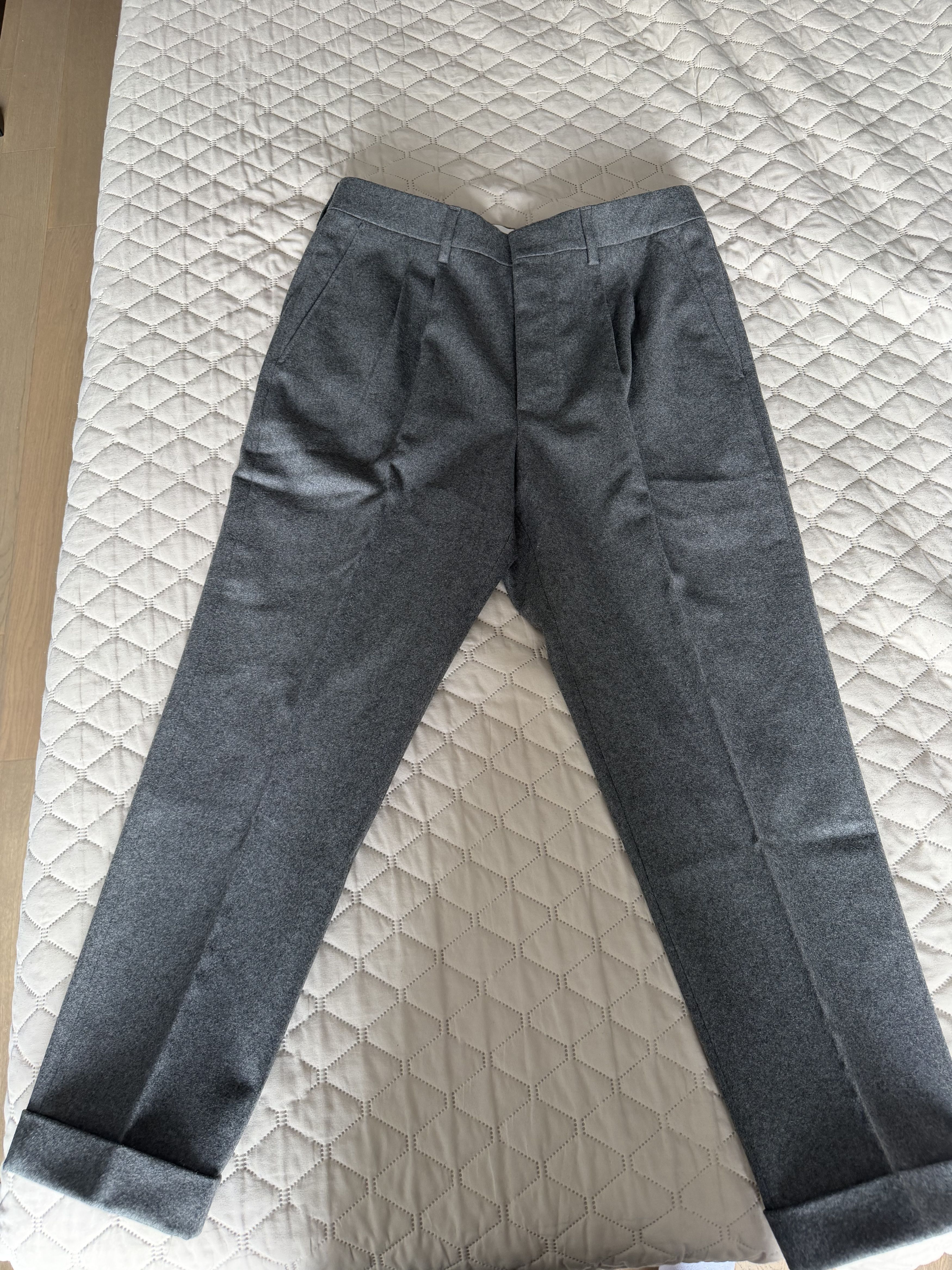 AMI Gray AMI pleated carrot pants Size US 34 / EU 50 - 1 Thumbnail