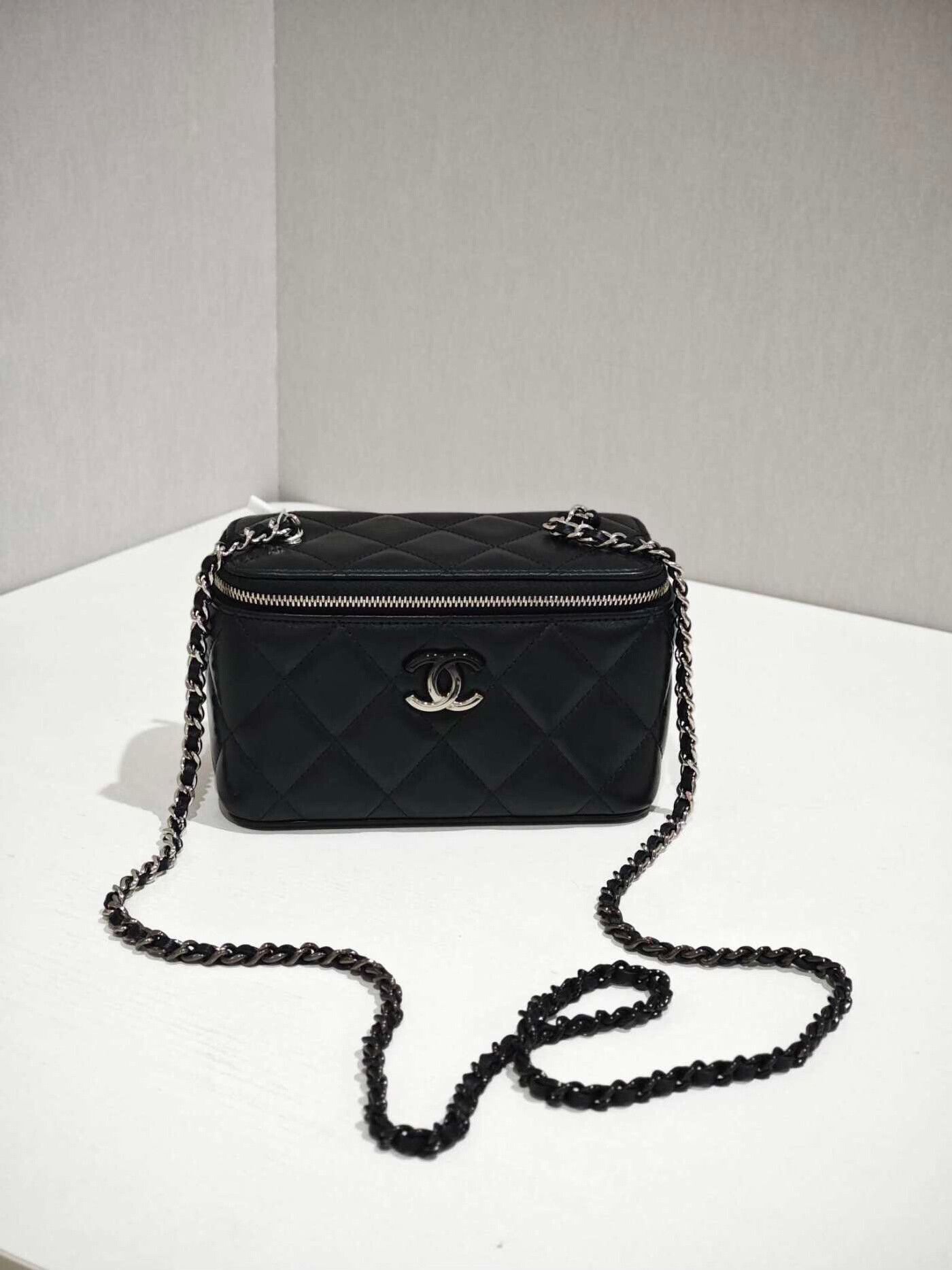Chanel Pre-loved Bag Very good condition Size ONE SIZE - 1 Thumbnail